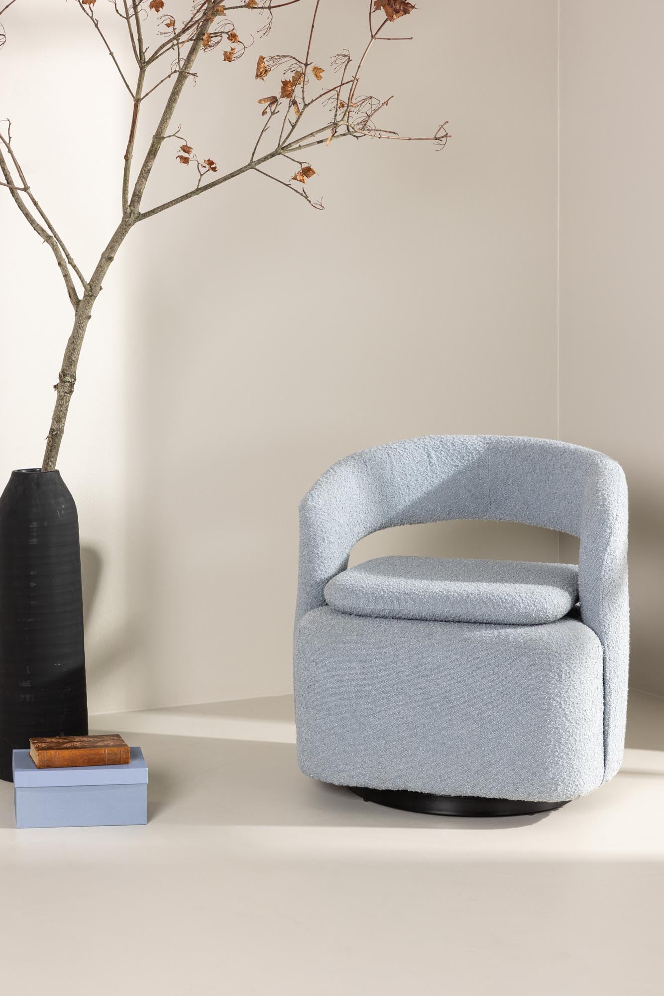 Eleganter Laurel Sessel von Venture Home, mit weichem Bouclé-Bezug und robusten Stahlbeinen. Ideal für Komfort und modernes Design.