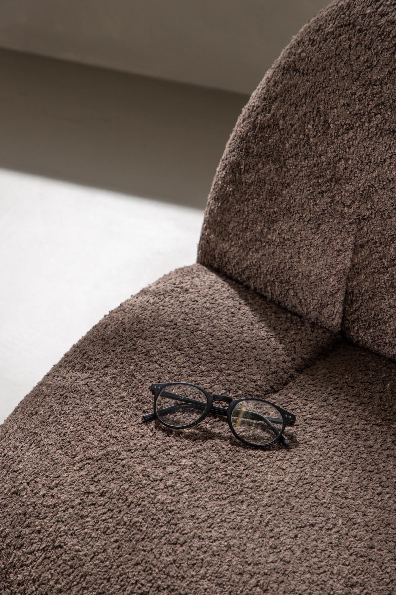 Erleben Sie den Omaha Sessel von Venture Home – ein gemütliches, elegantes Möbelstück aus robustem Boulene-Stoff, ideal für jeden Wohnraum.