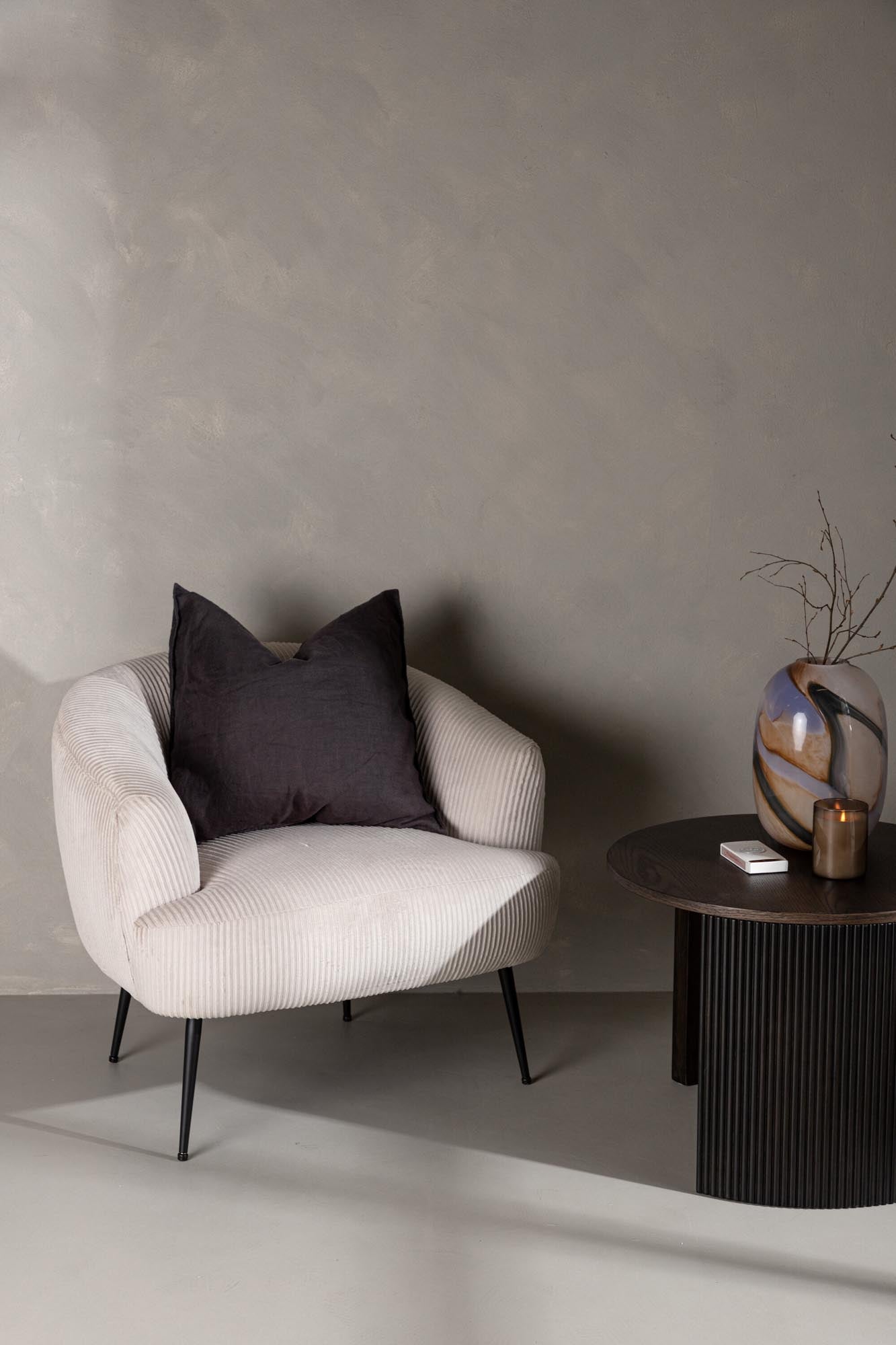 Eleganter Derry Sessel von Venture Home in hochwertigem Boulée-Stoff. Ideal für jeden Wohnstil, vereint Komfort und modernes Design.