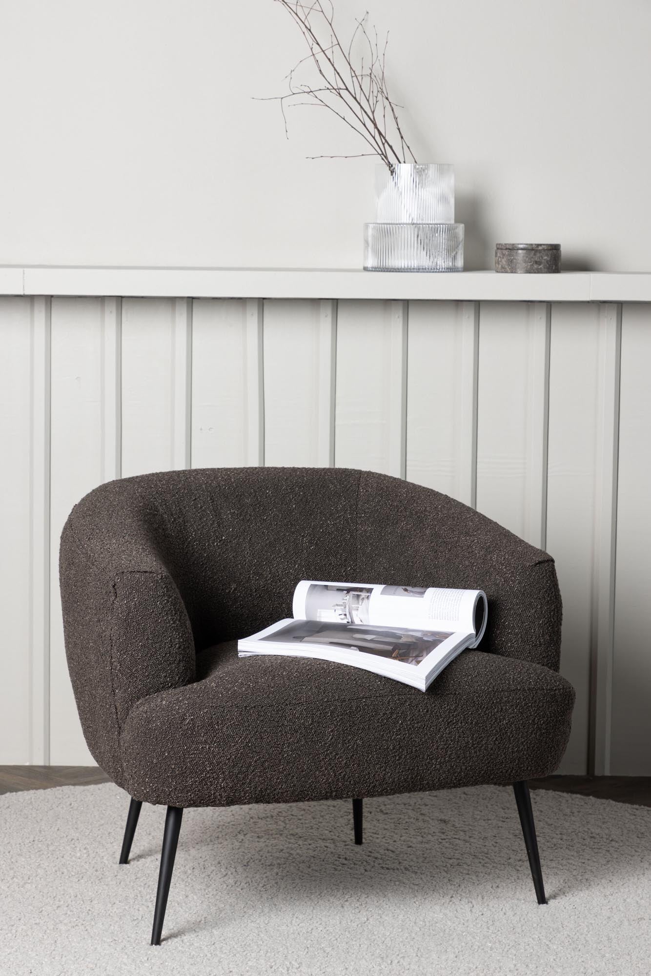 Eleganter Derry Sessel von Venture Home in stilvollem Dunkelgrau. Hochwertiger Boulée-Stoff vereint Komfort und Design.