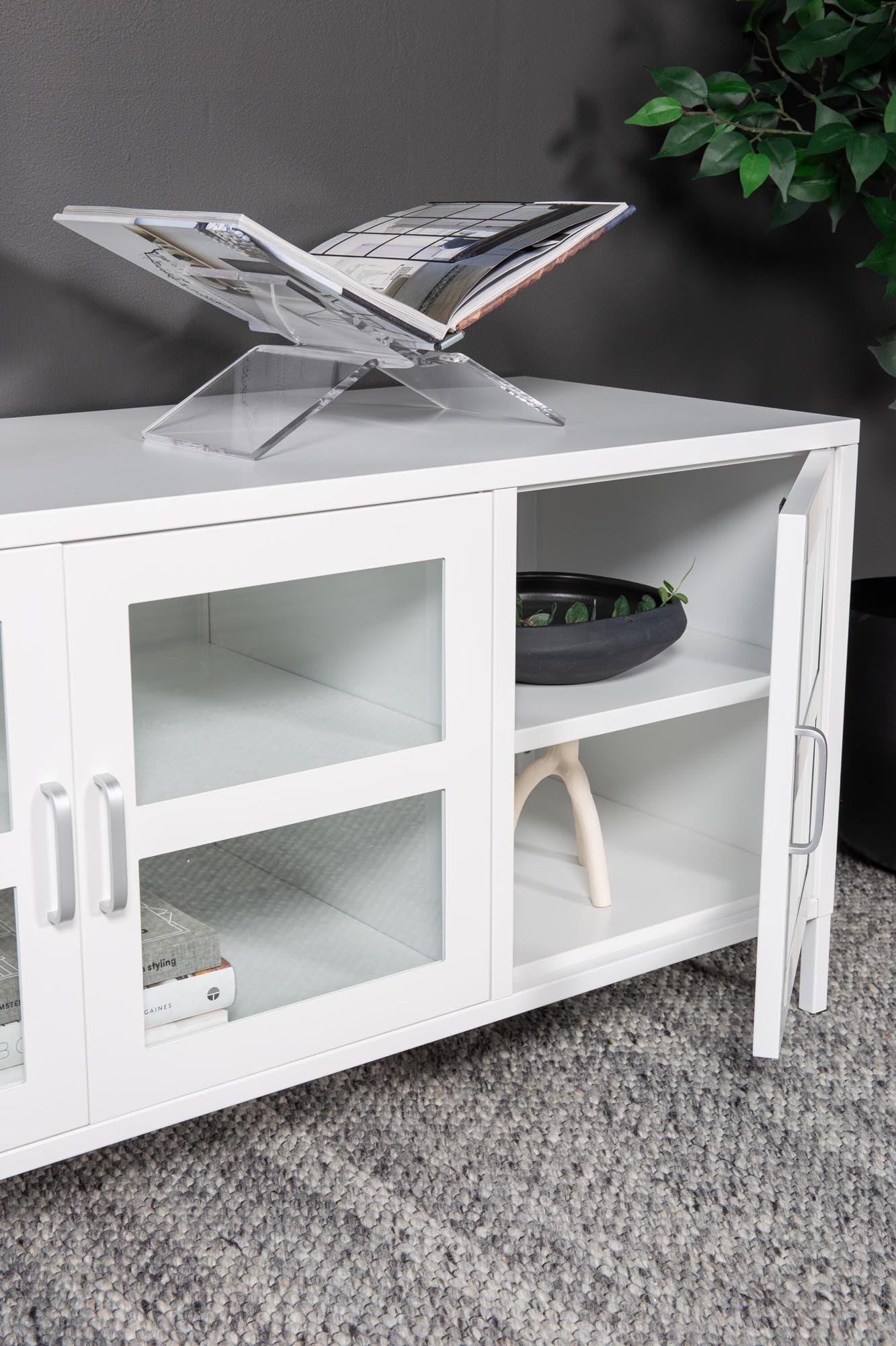 Robuster TV-Ständer aus Stahl von Venture Home für modernes Wohnen.