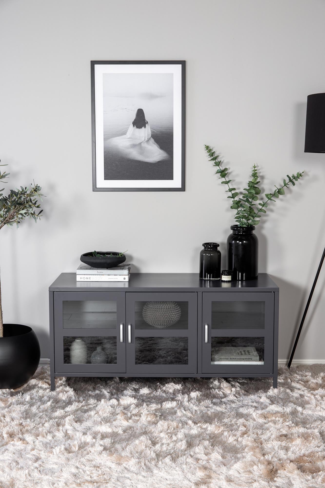 Entdecken Sie die Acero TV-Kommode von Venture Home – stilvolles Design, hochwertige Materialien und praktische Aufbewahrung für Ihr modernes Wohnzimmer.