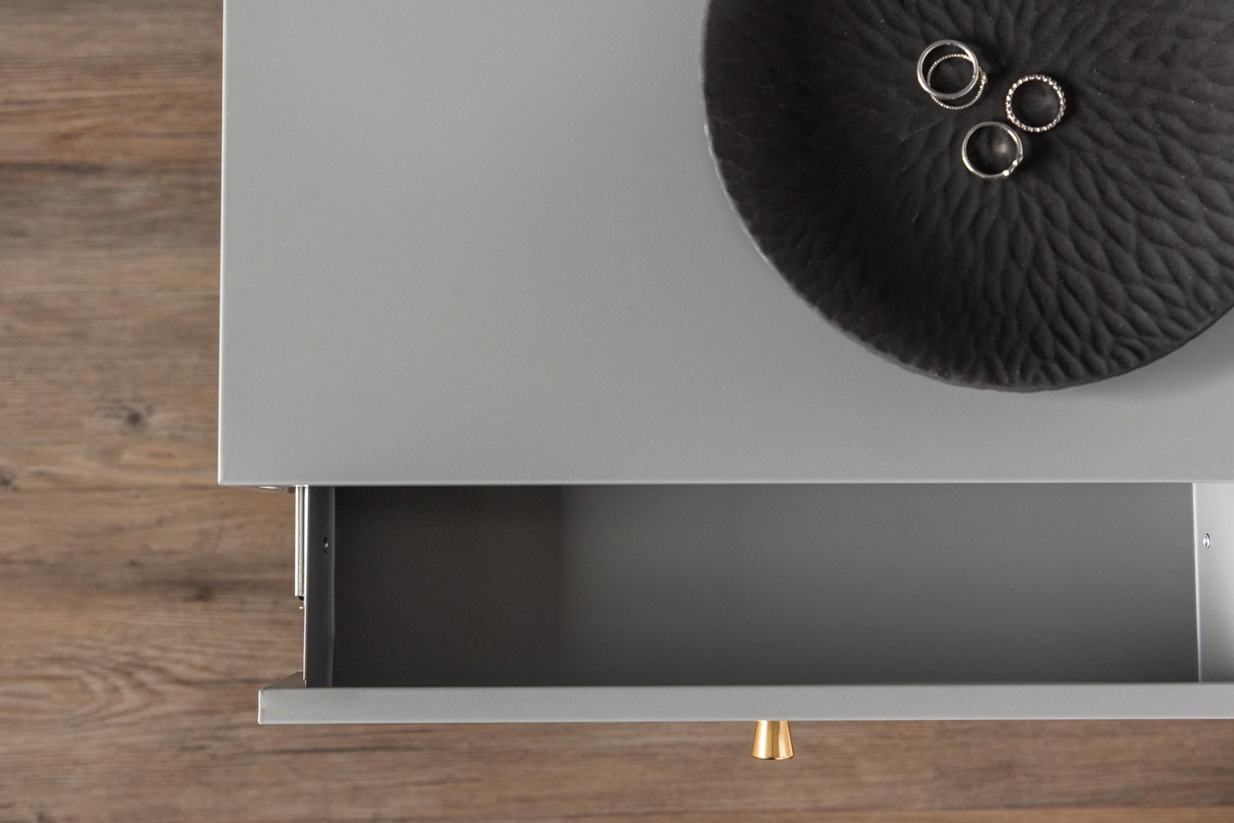 Moderner Bakal Nachttisch von Venture Home für stilvolle Akzente.