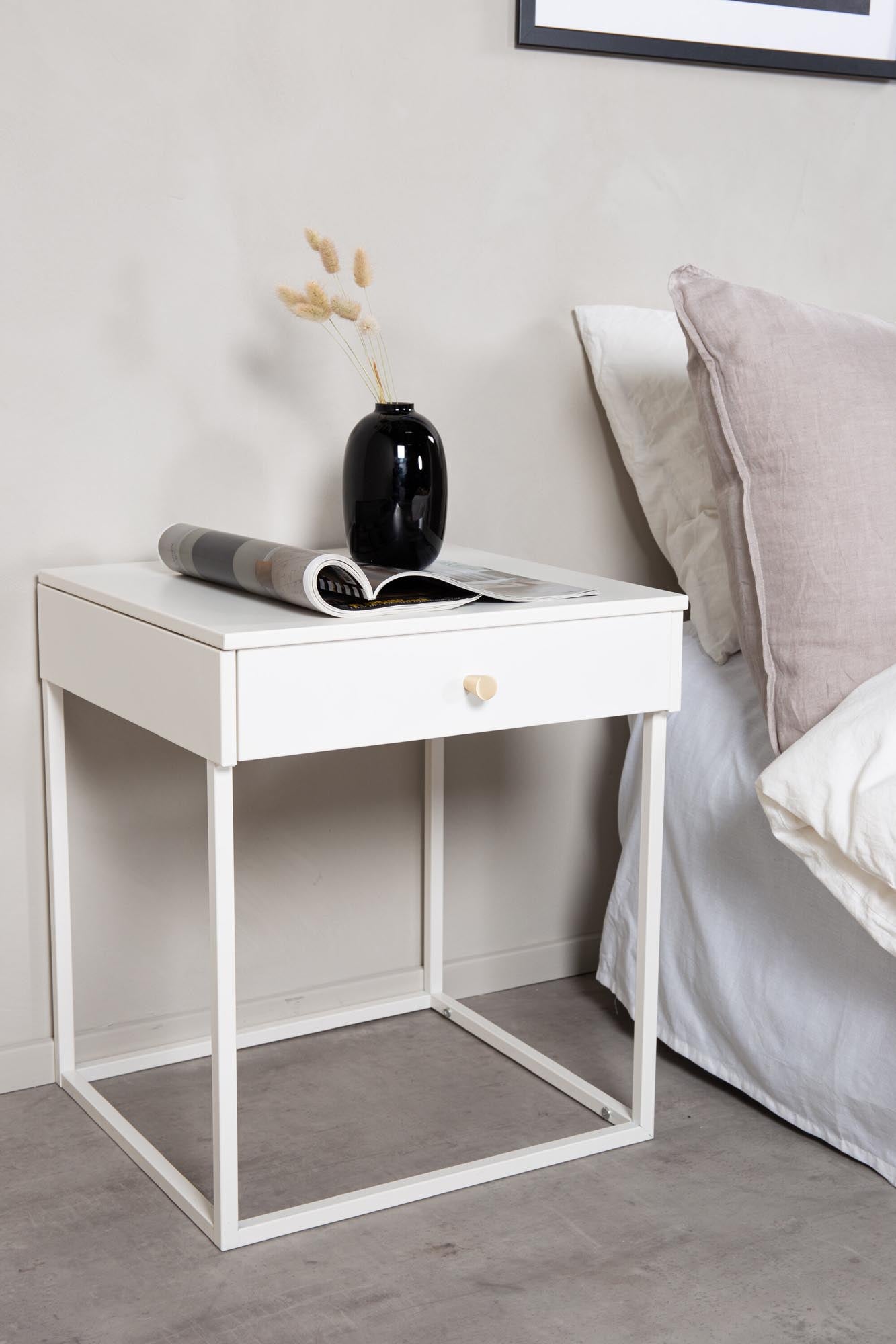 Entdecken Sie den stilvollen Bakal Nachttisch von Venture Home – ein modernes Möbelstück aus robustem Stahl mit eleganten Messingdetails und praktischer Aufbewahrung.