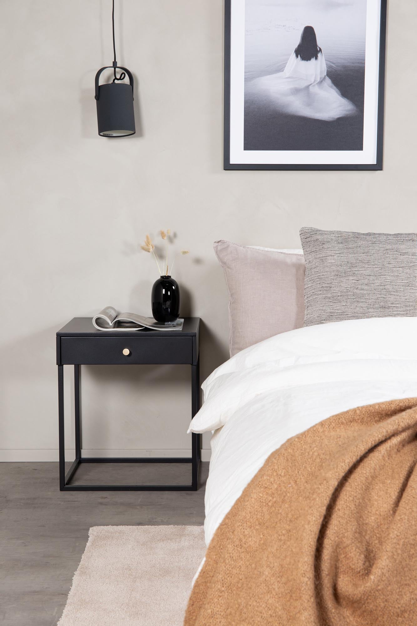 Entdecken Sie den Bakal Nachttisch von Venture Home: Stilvolles, modernes Design aus robustem Stahl mit eleganten Messingdetails. Ideal für Ihr Schlafzimmer!