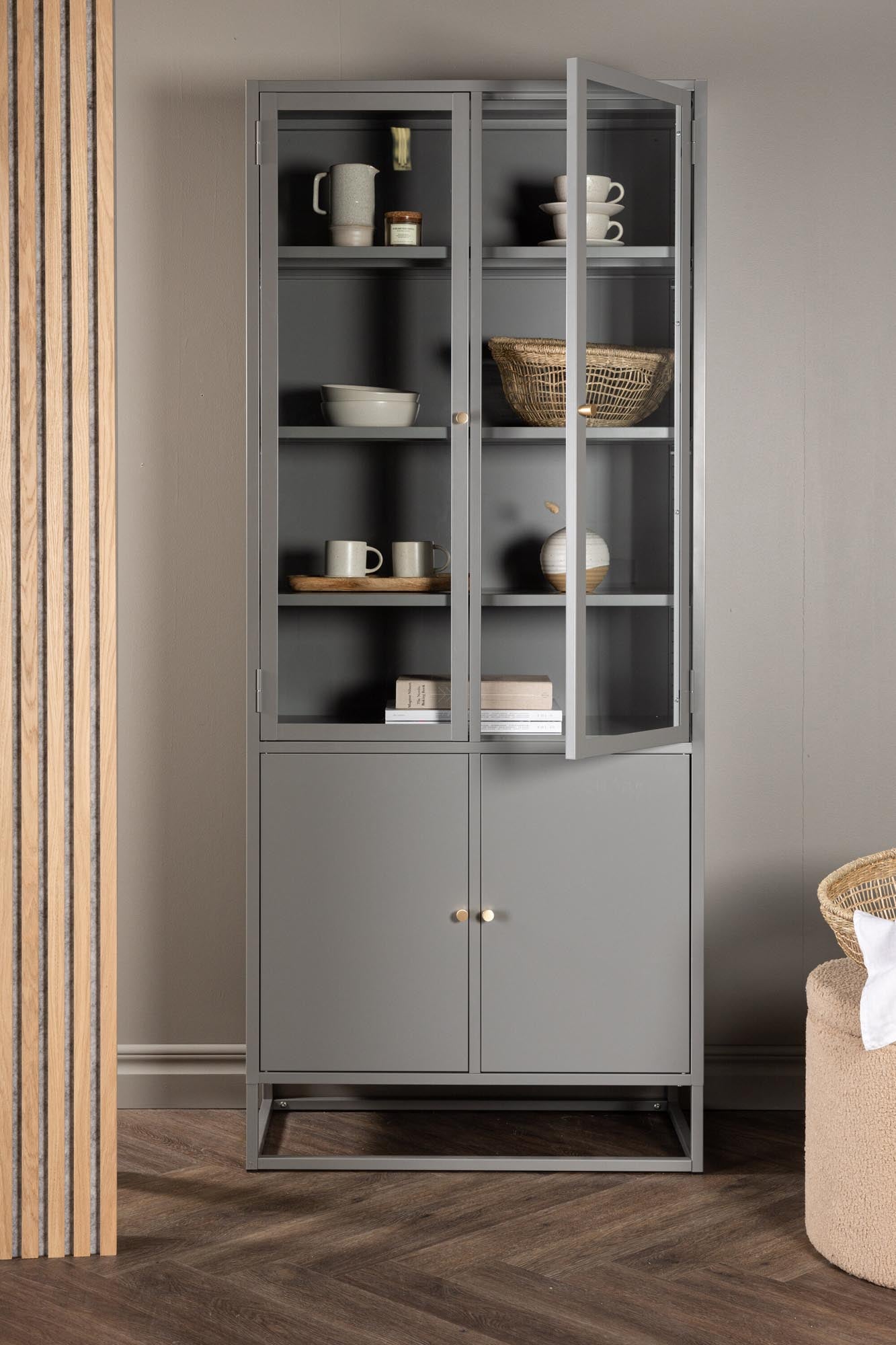 Elegantes Will Regal von Venture Home: Industriedesign trifft auf praktische Stauraumlösungen für Ihr modernes Zuhause.