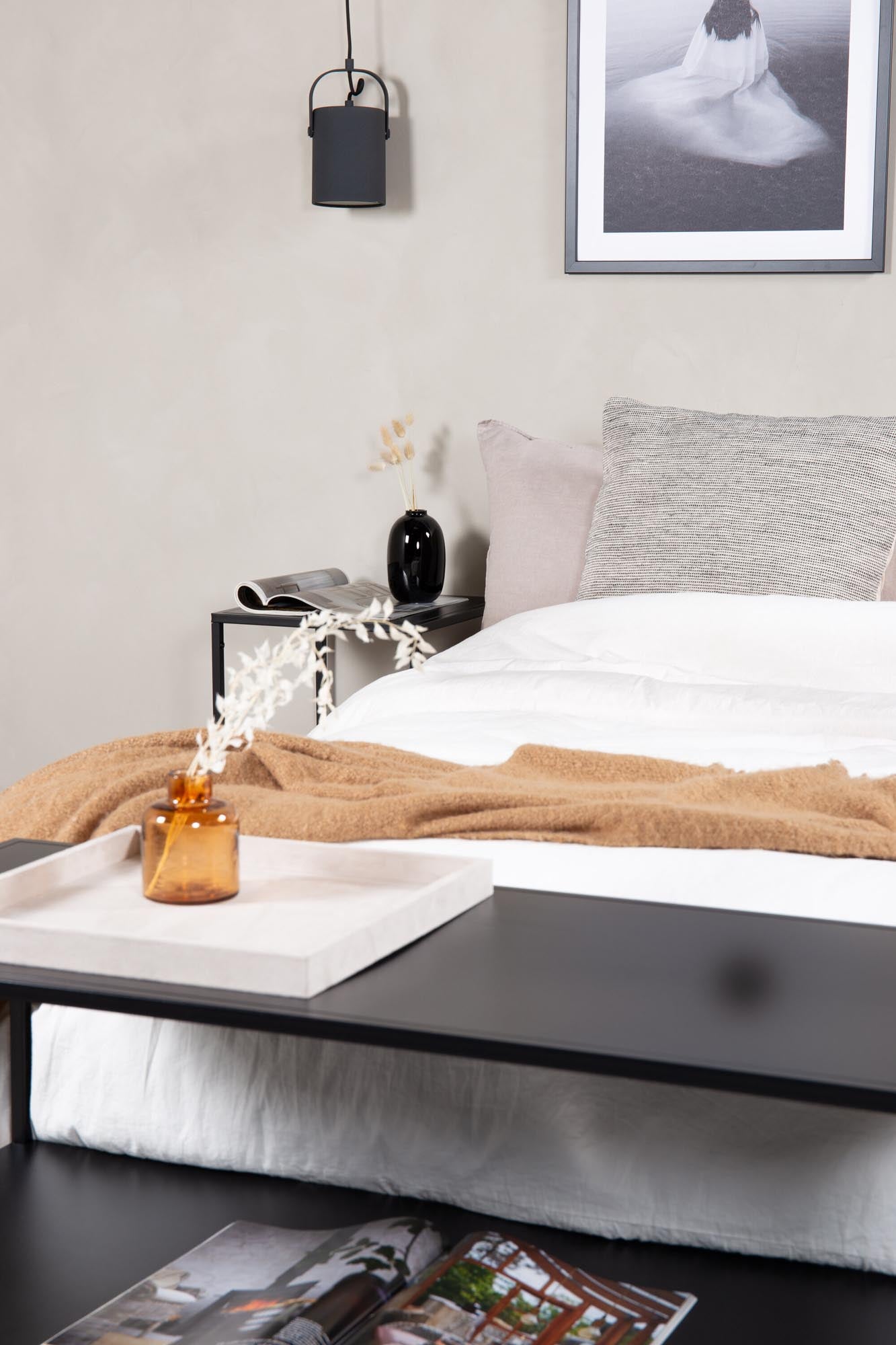 Erleben Sie den Staal Beistelltisch von Venture Home – ein stilvolles, robustes Möbelstück, das Funktionalität und modernes Design perfekt kombiniert.