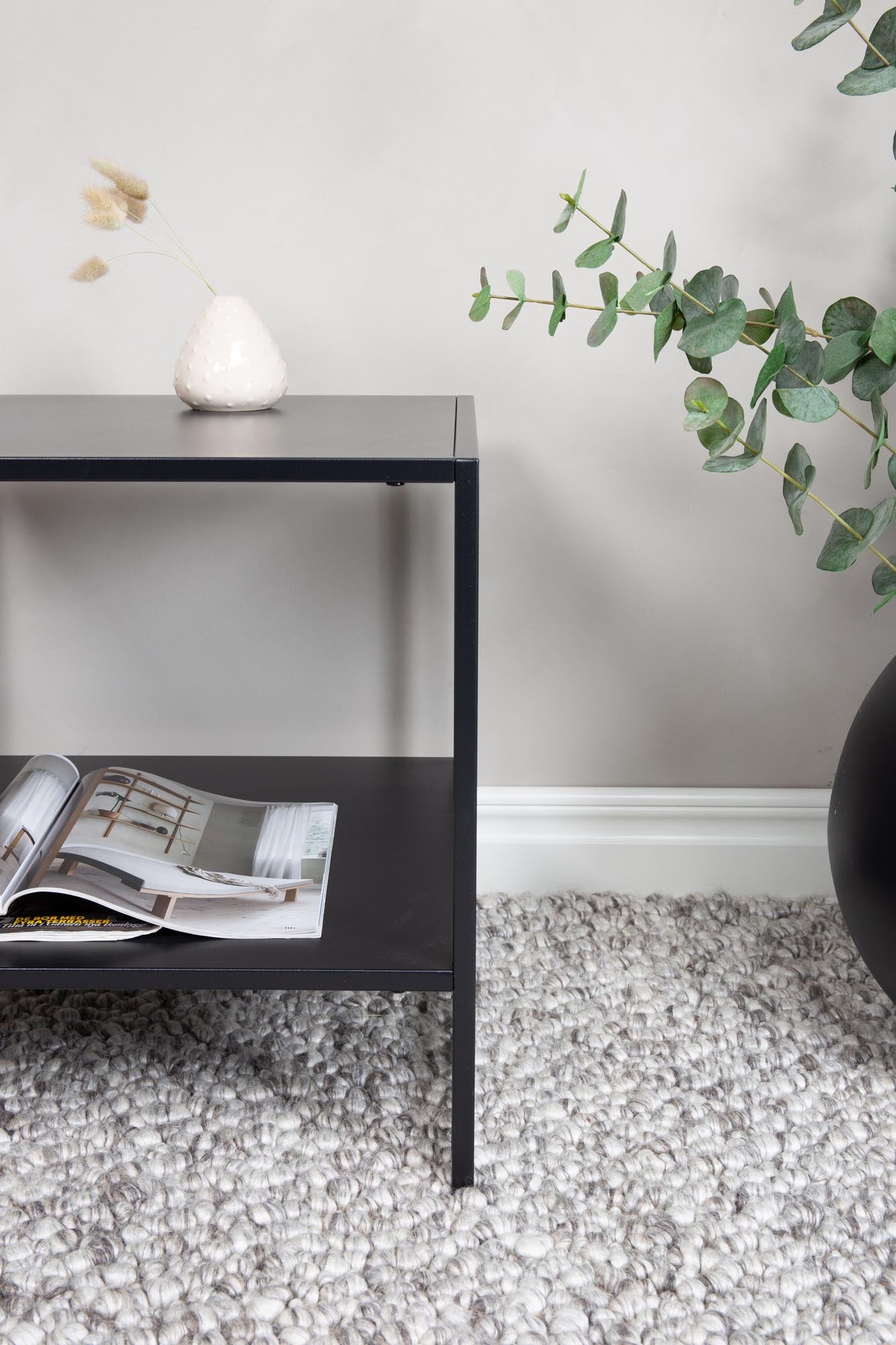 Moderner Staal Beistelltisch von Venture Home für zeitlose Eleganz.