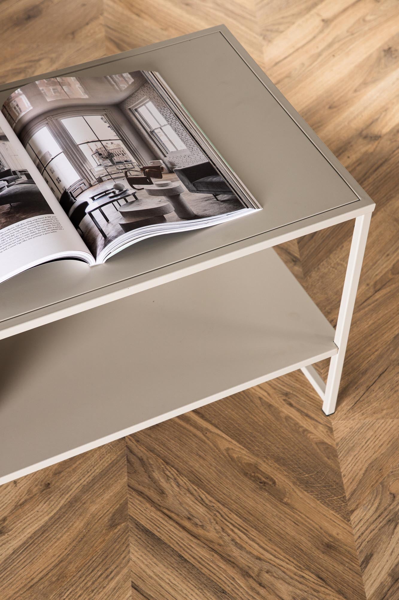 Staal End Tisch: Minimalistisches Design trifft auf skandinavische Eleganz.