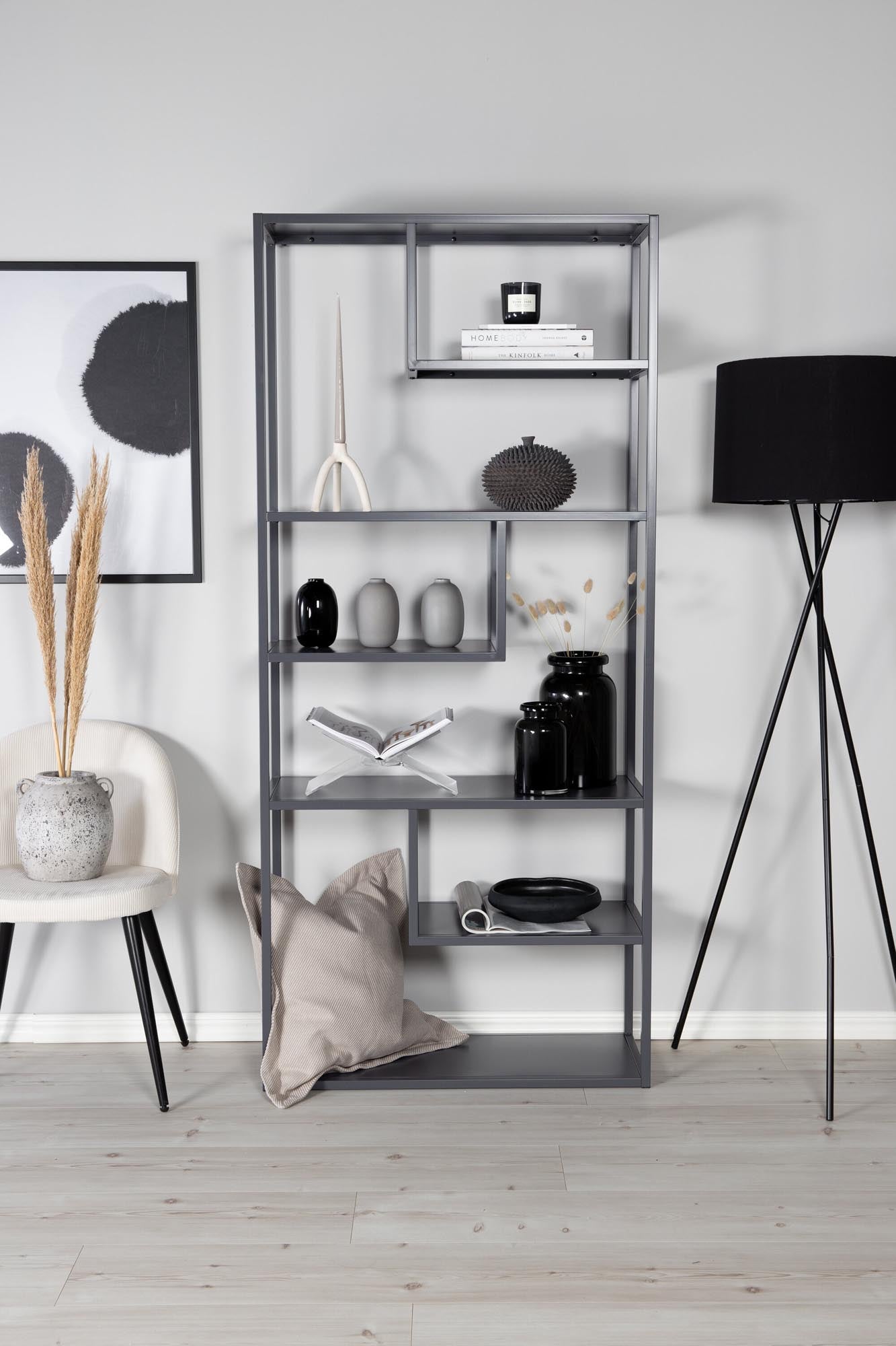 Das Staal Bücherregal von Venture Home vereint modernes Industriedesign mit Funktionalität. Ideal für Bücher und stilvolle Dekoration.