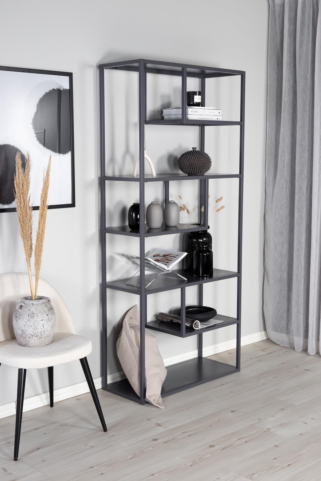 Entdecken Sie das Staal Bücherregal von Venture Home: Ein stilvolles Industriedesign, das Bücher und Deko perfekt in Szene setzt.