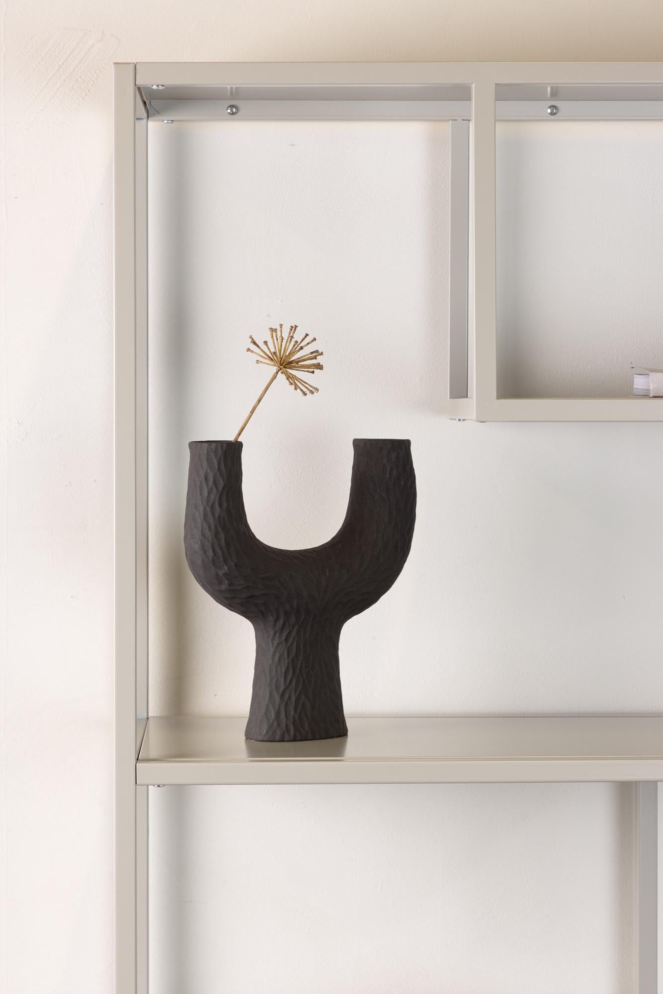 Staal Bücherregal von Venture Home: Robustes Industriedesign für stilvolle Präsentation und vielseitige Nutzung in jedem Raum.