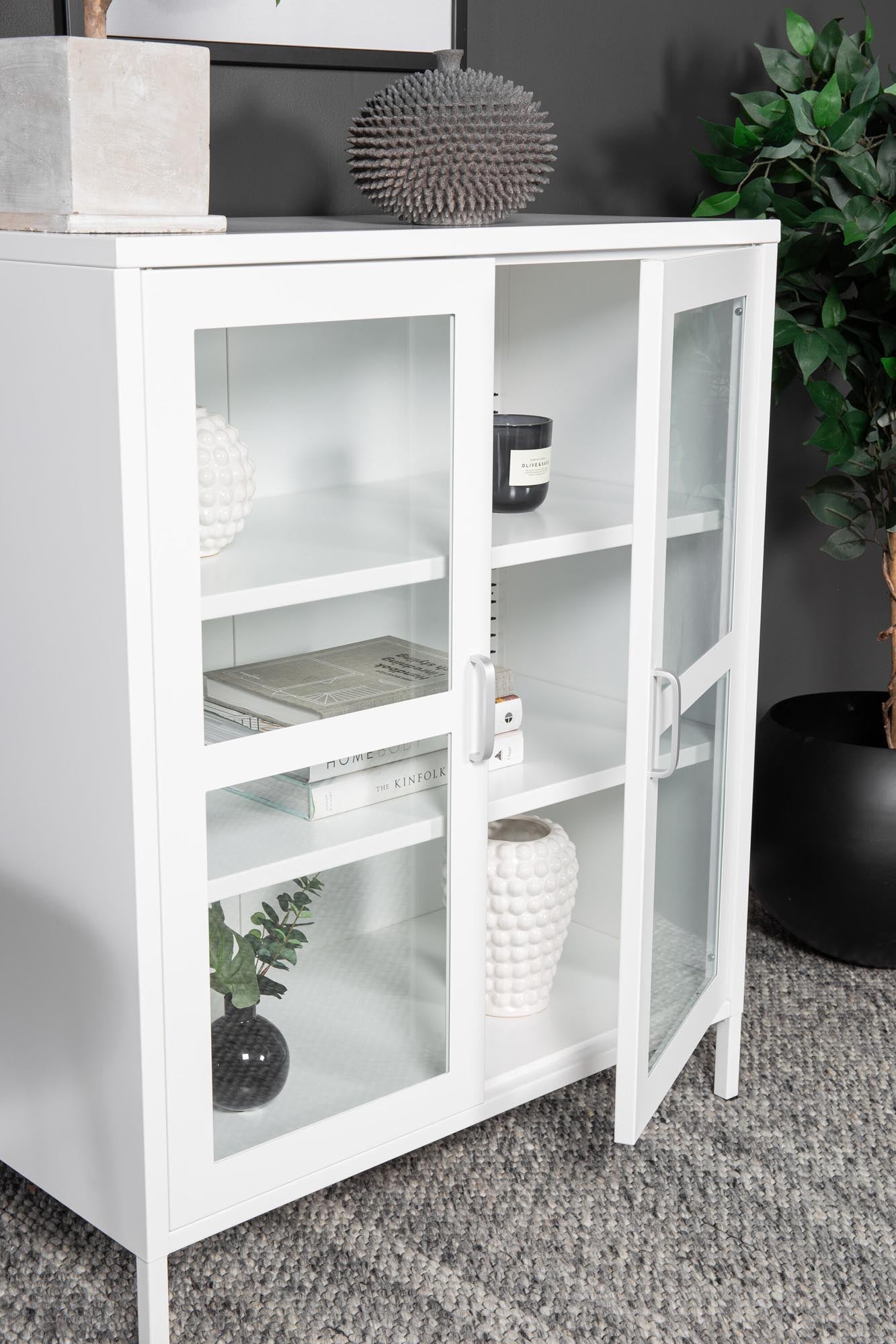 Elegantes Acero Cabinet von Venture Home für stilvolle Aufbewahrung.