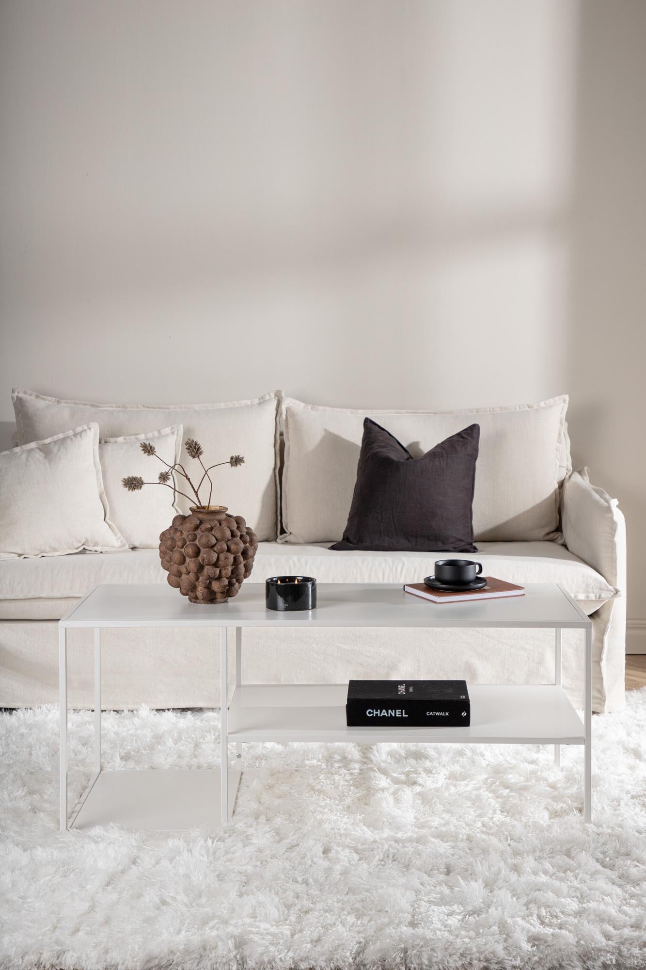 Der Staal Coffee Tisch von Venture Home vereint modernes Design und Funktionalität. Robuster Stahl und stilvolle Reliefoberflächen machen ihn zum idealen Beistelltisch.