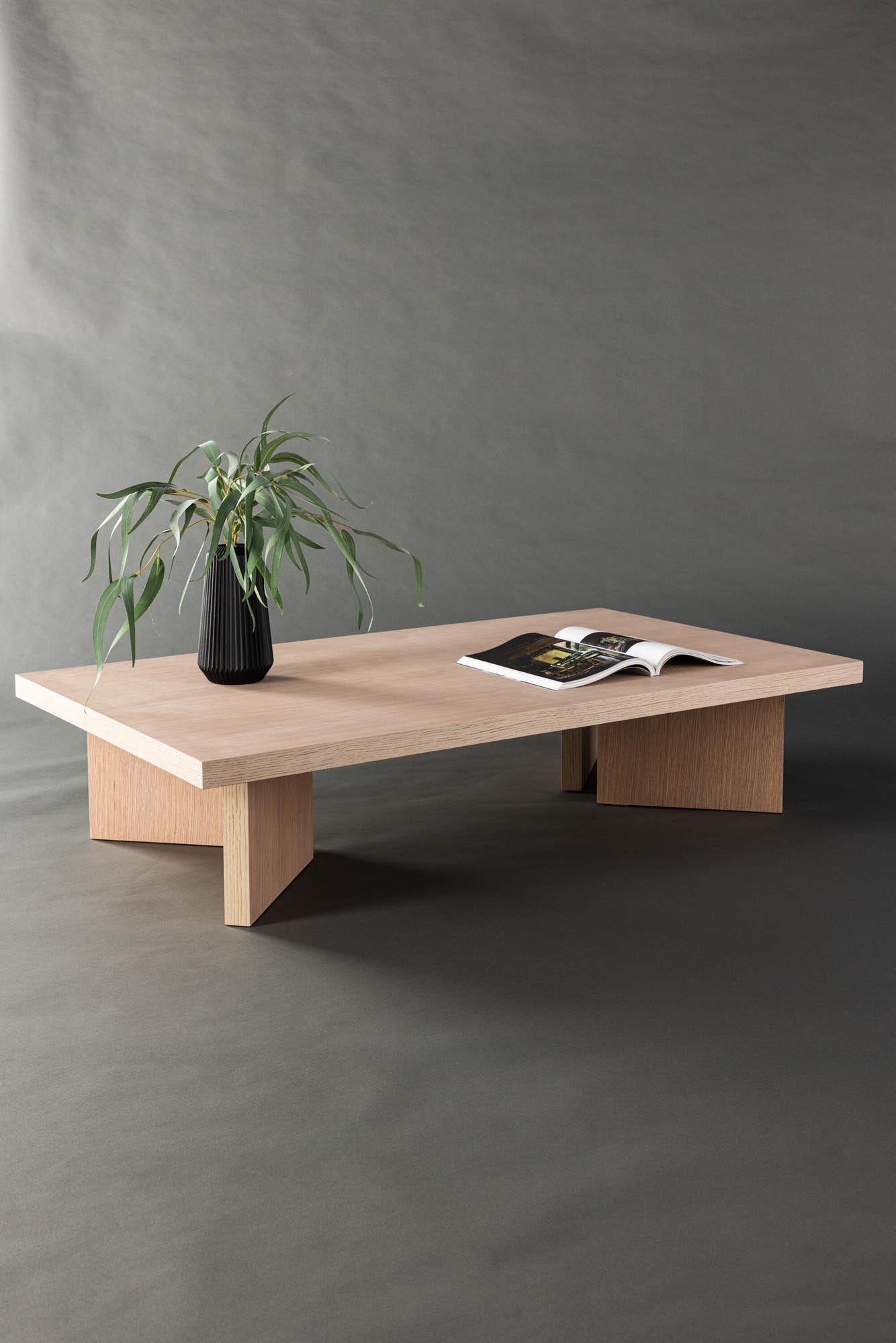 Entdecken Sie den Bassholmen Coffee Tisch von Vind: Ein stilvoller, robuster Tisch aus weißem MDF, ideal für modernes Wohnen und vielseitige Nutzung.