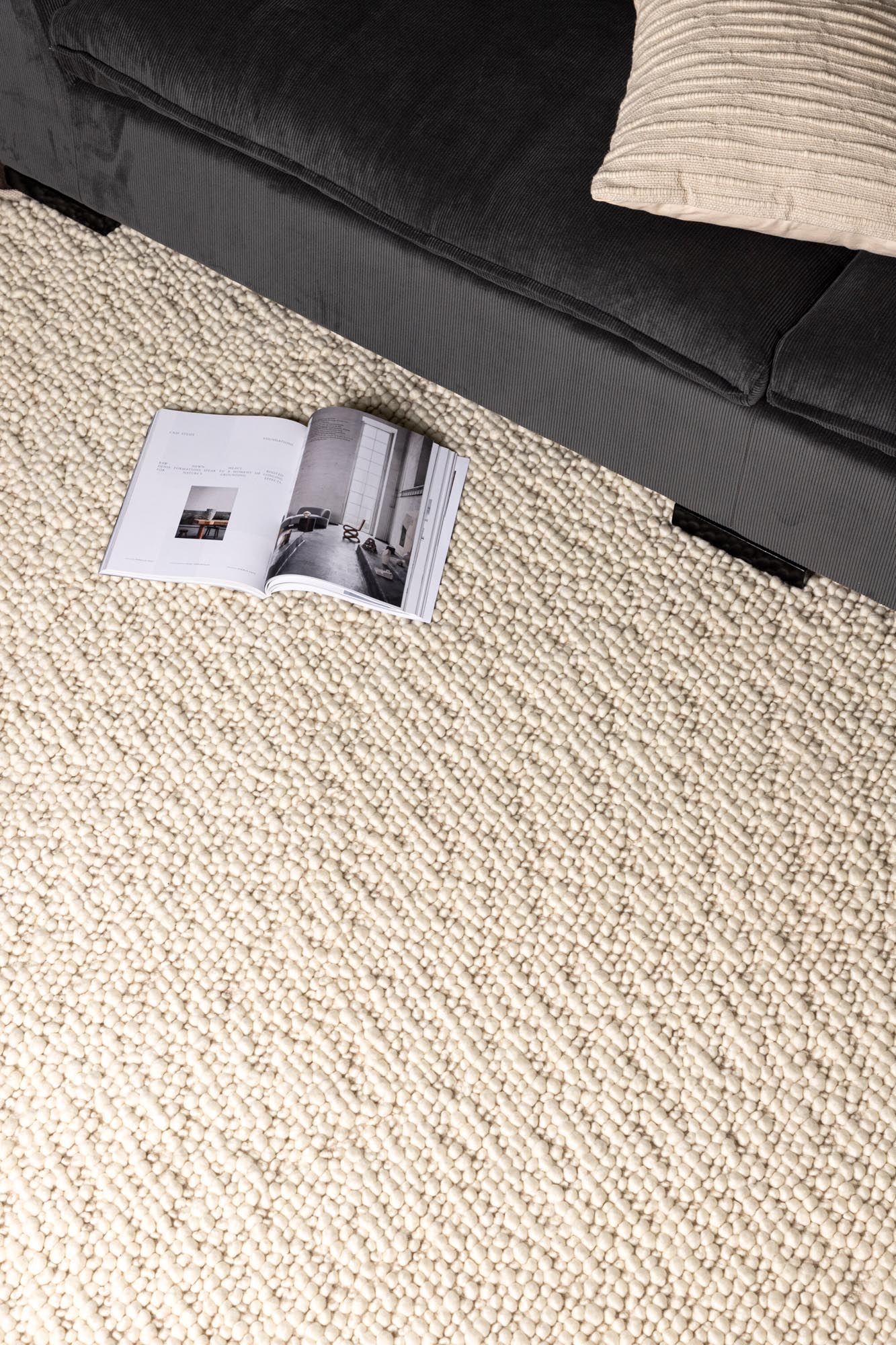 Jajru Teppich in Weiss präsentiert im Onlineshop von KAQTU Design AG. Teppich ist von Venture Home