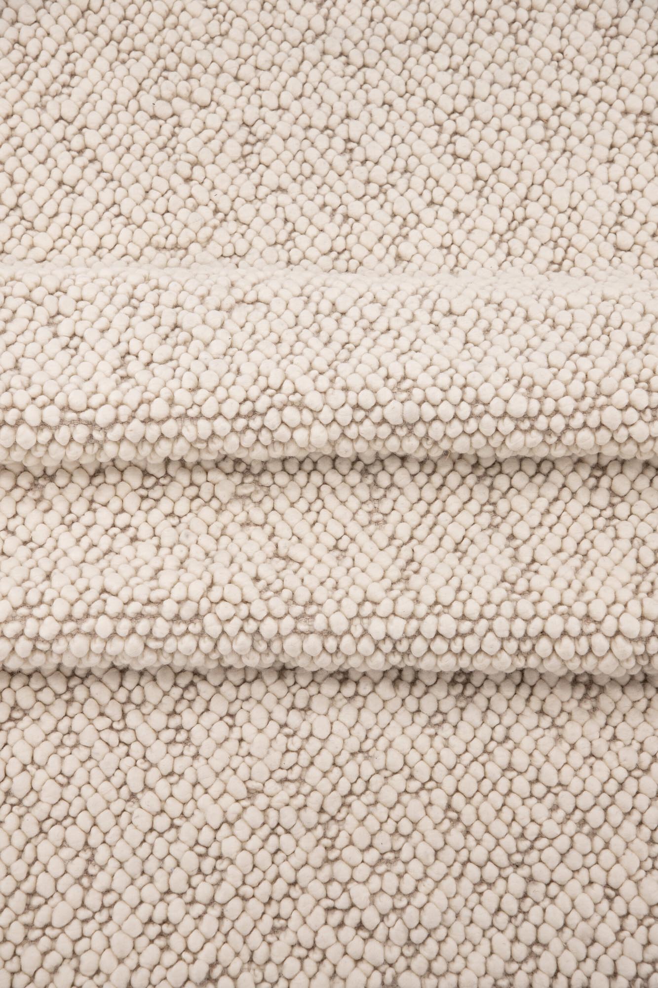 Jajru Teppich in Weiss präsentiert im Onlineshop von KAQTU Design AG. Teppich ist von Venture Home