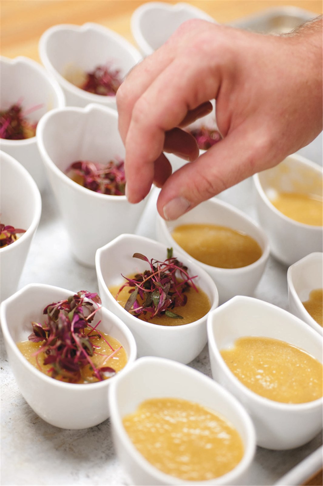 Entdecken Sie die elegante kleine Schüssel von Revol (8.5x7x6.5 cm) aus robustem Porzellan – perfekt für Dips, Snacks und stilvolle Anlässe.