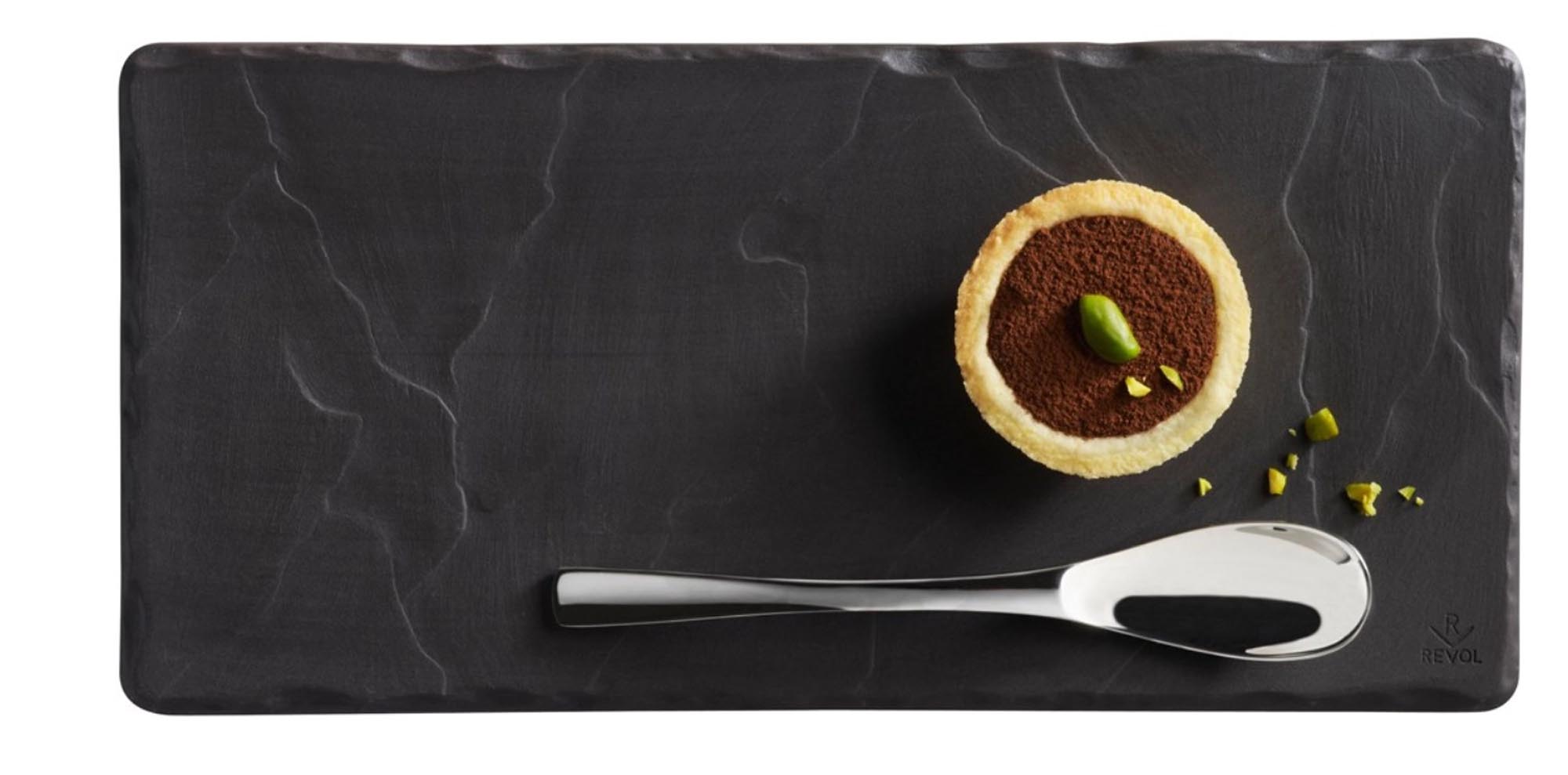 Stilvolles Tablett im Schiefer-Stil von Revol, 25x12 cm. Robustes Porzellan, ideal für Snacks und Getränke. Pflegeleicht und elegant.