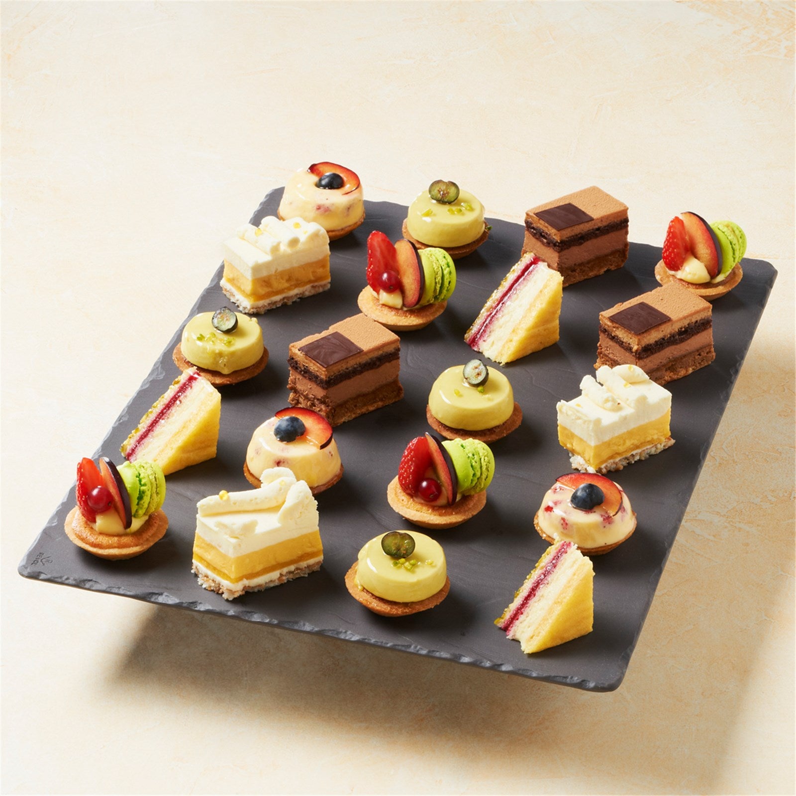 Entdecken Sie das große rechteckige Tablett von Revol (40x30 cm) im modernen Schiefer-Stil. Ideal zum Servieren und Dekorieren, pflegeleicht und langlebig.