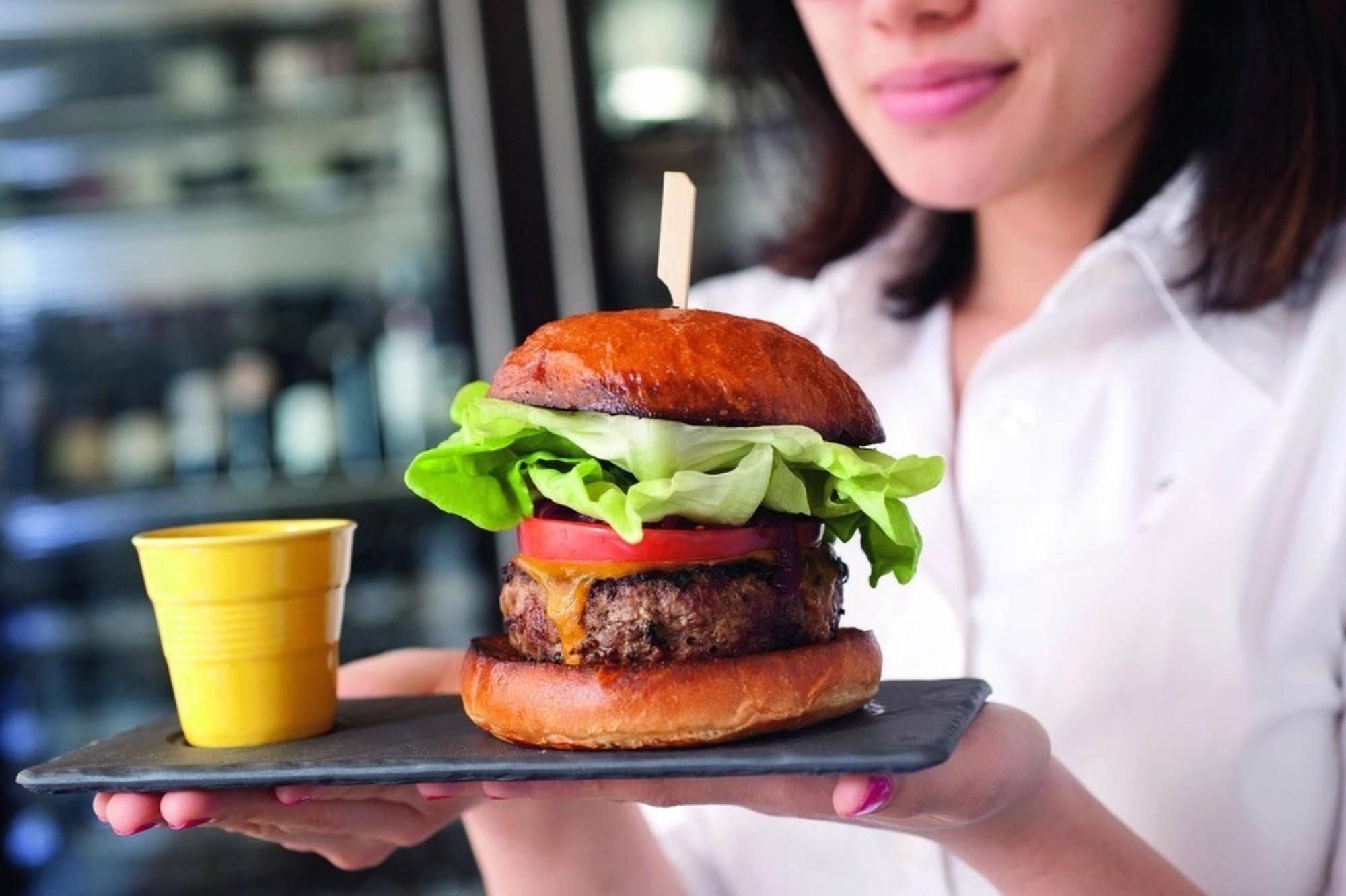 Elegantes Tablett im Schiefer-Stil von Revol mit sicherer Tassenvertiefung. Perfekt für Kaffee, Tee und stilvolles Servieren.