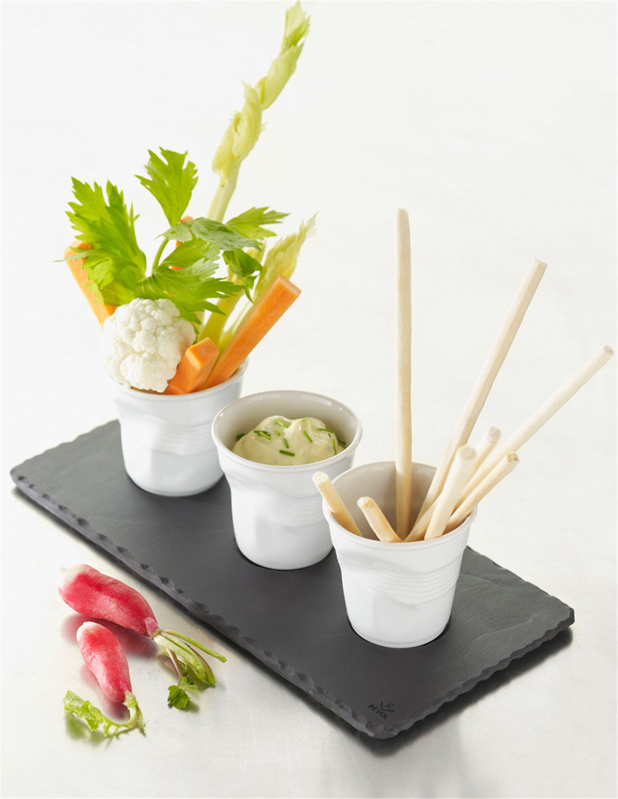 Elegantes Tablett im Schiefer-Look von Revol mit 3 Vertiefungen – ideal für die ansprechende Präsentation von Speisen und Getränken.