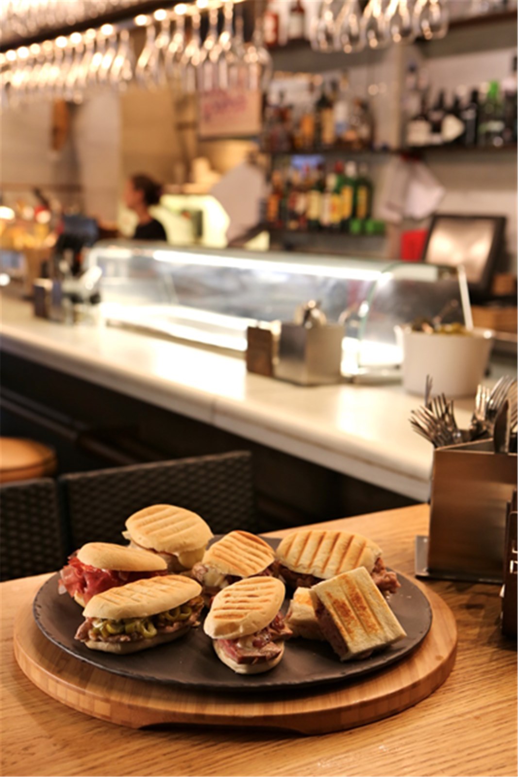 Runder Teller Ø 32 cm im Schiefer-Stil von Revol: Hochwertiges Porzellan, matte Oberfläche, spülmaschinenfest, ideal für jede Tischdeko.