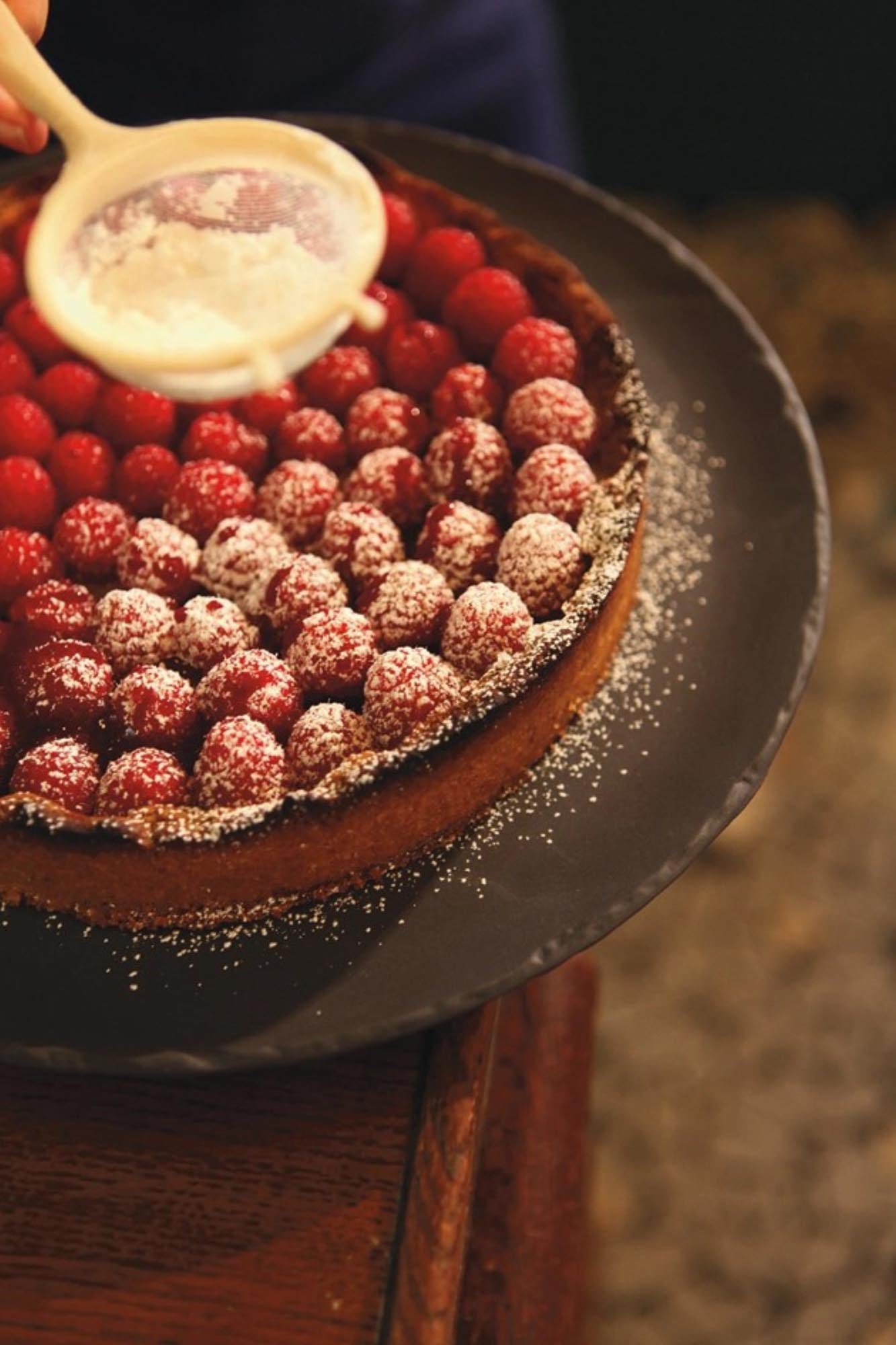 Runder 32 cm Teller im eleganten Schiefer-Stil von Revol. Hochwertiges Porzellan, matte Oberfläche, spülmaschinenfest – ideal für jede Tischgestaltung.