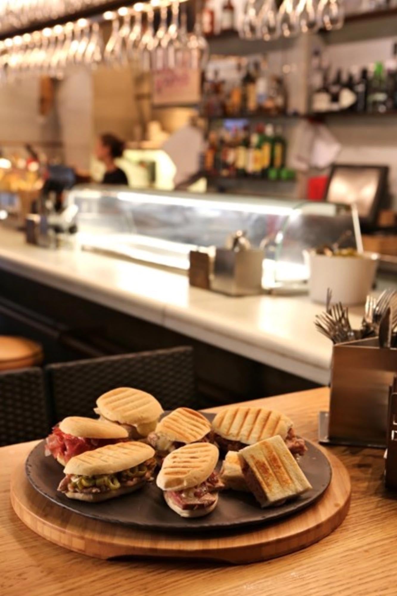 Entdecken Sie den stilvollen runden Teller im Schiefer-Stil von Revol. Mit 32 cm Durchmesser, aus robustem Porzellan, matte Oberfläche, spülmaschinenfest – perfekt für jede Gelegenheit!