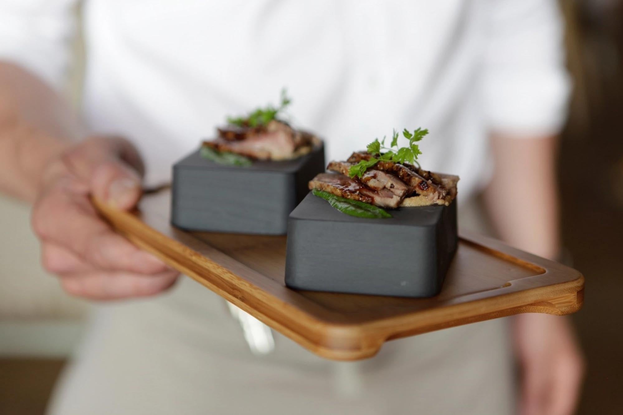 Stilvolles Revol Bambus-Tablett, ideal für Steak-Servierkunst.