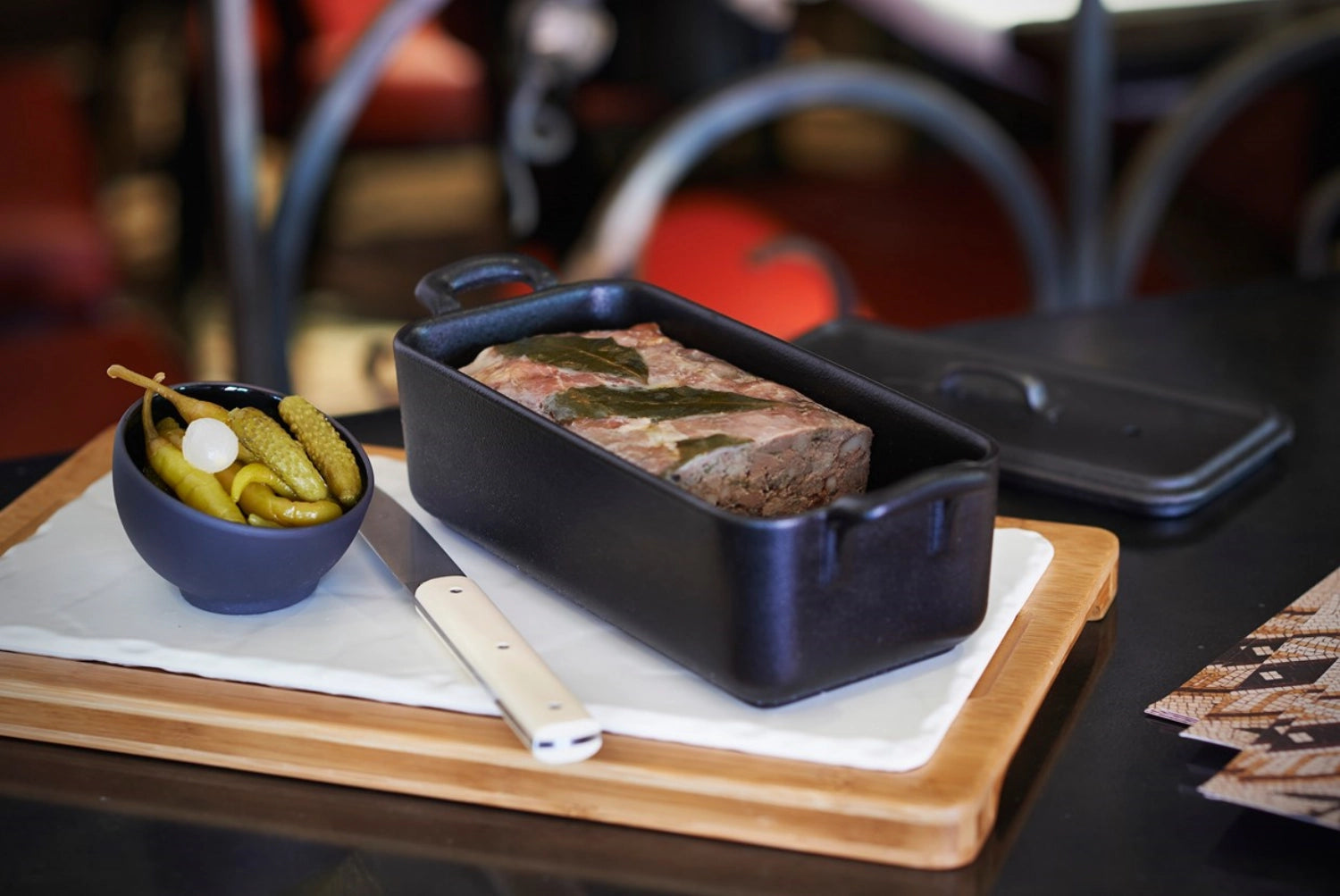 Hochwertiges Bambus-Tablett für Steakteller, Maße 34x20x2 cm, ideal für ansprechende Präsentation von Grillgerichten und Beilagen.