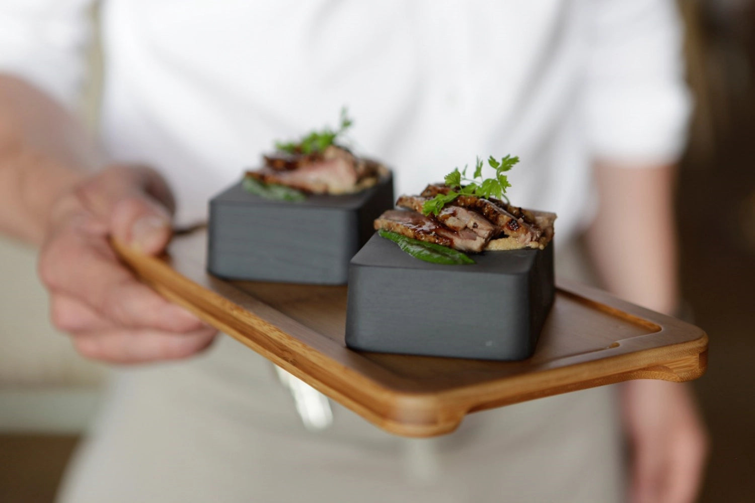 Elegantes Bambus-Tablett für Steakteller, 34x20x2 cm, perfekt für stilvolle Servierung von Fleischgerichten und Beilagen.