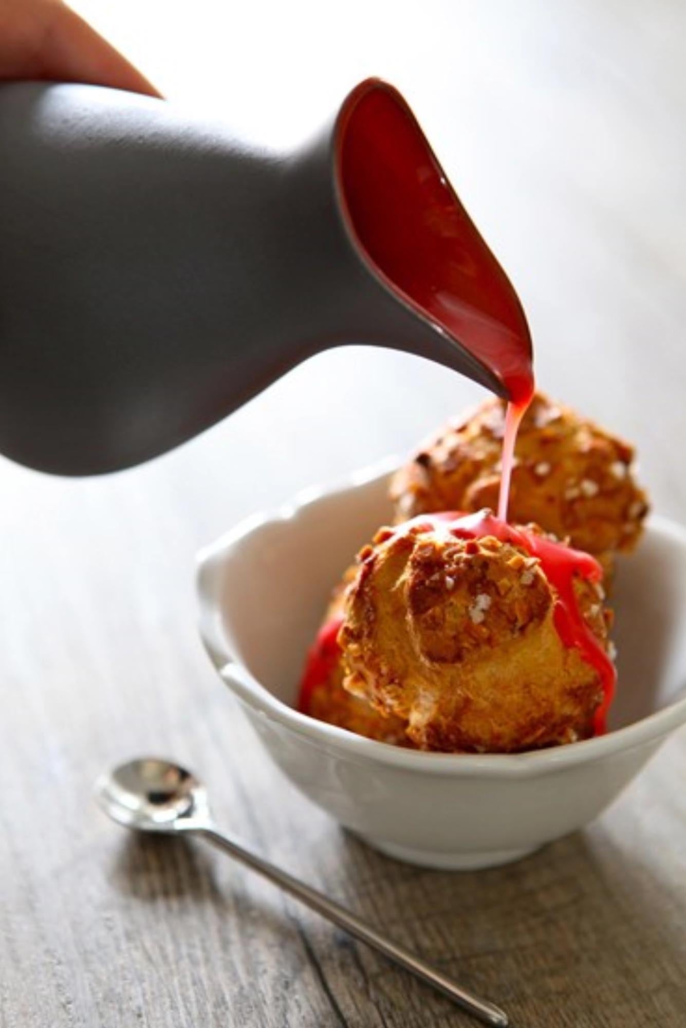 Elegante 50cl Saucen-Kanne von Revol, aussen Schiefer, innen Rot.