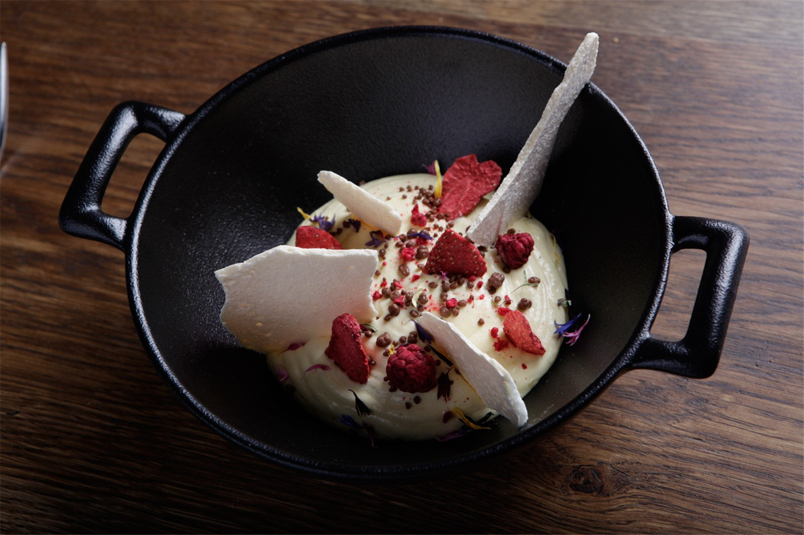 Entdecken Sie den vielseitigen Revol Wok (1l) in Gusseisen-Optik – ideal für kreative Kochabenteuer und einfache Reinigung!