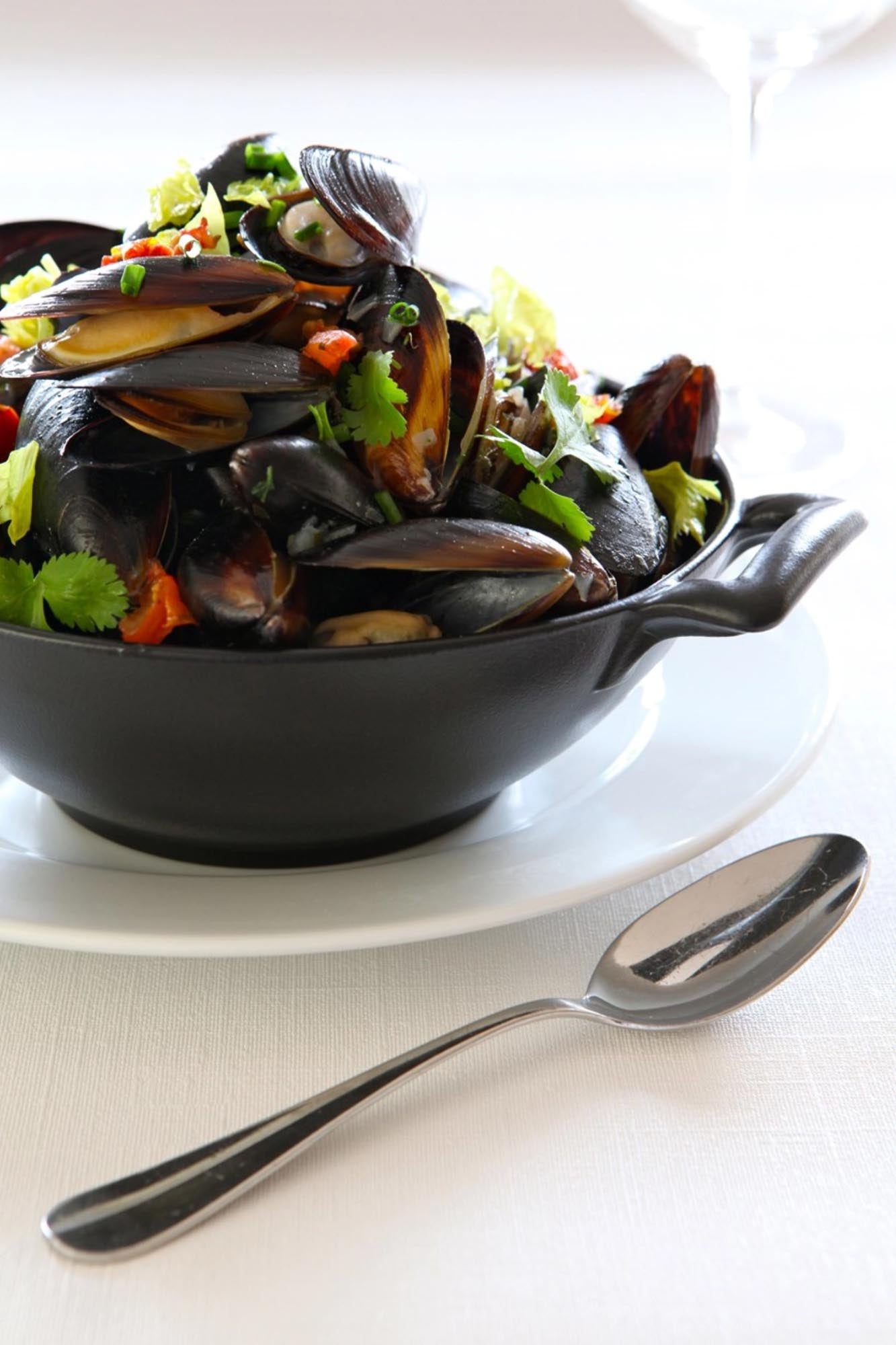 Revol Wok 1l: Hochwertiges Porzellan in Gusseisen-Optik, ideal für vielseitige und schmackhafte Gerichte in Ihrer Küche.