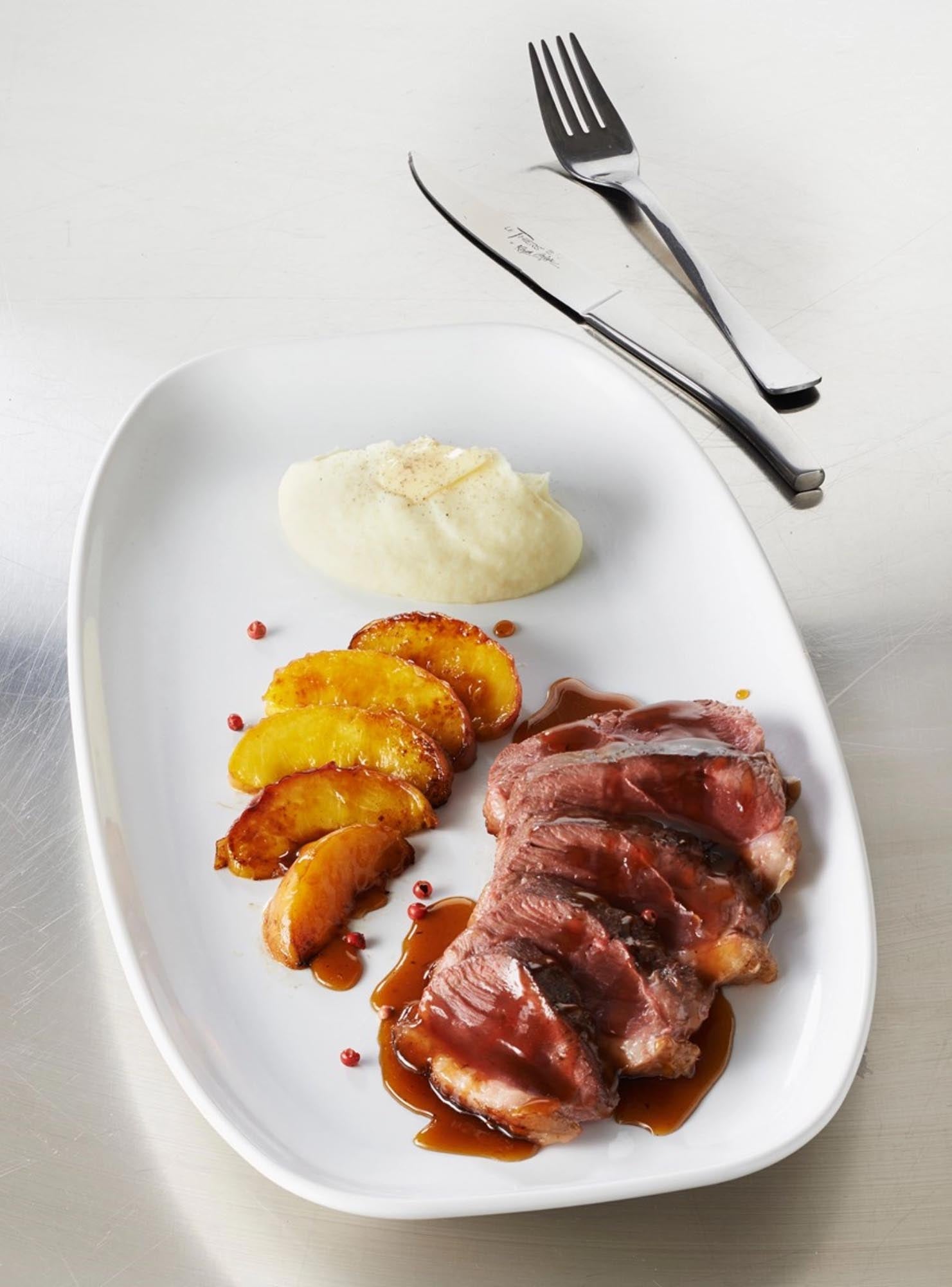 Revol Club Teller 36x21 cm: Modernes Design in strahlendem Weiss.