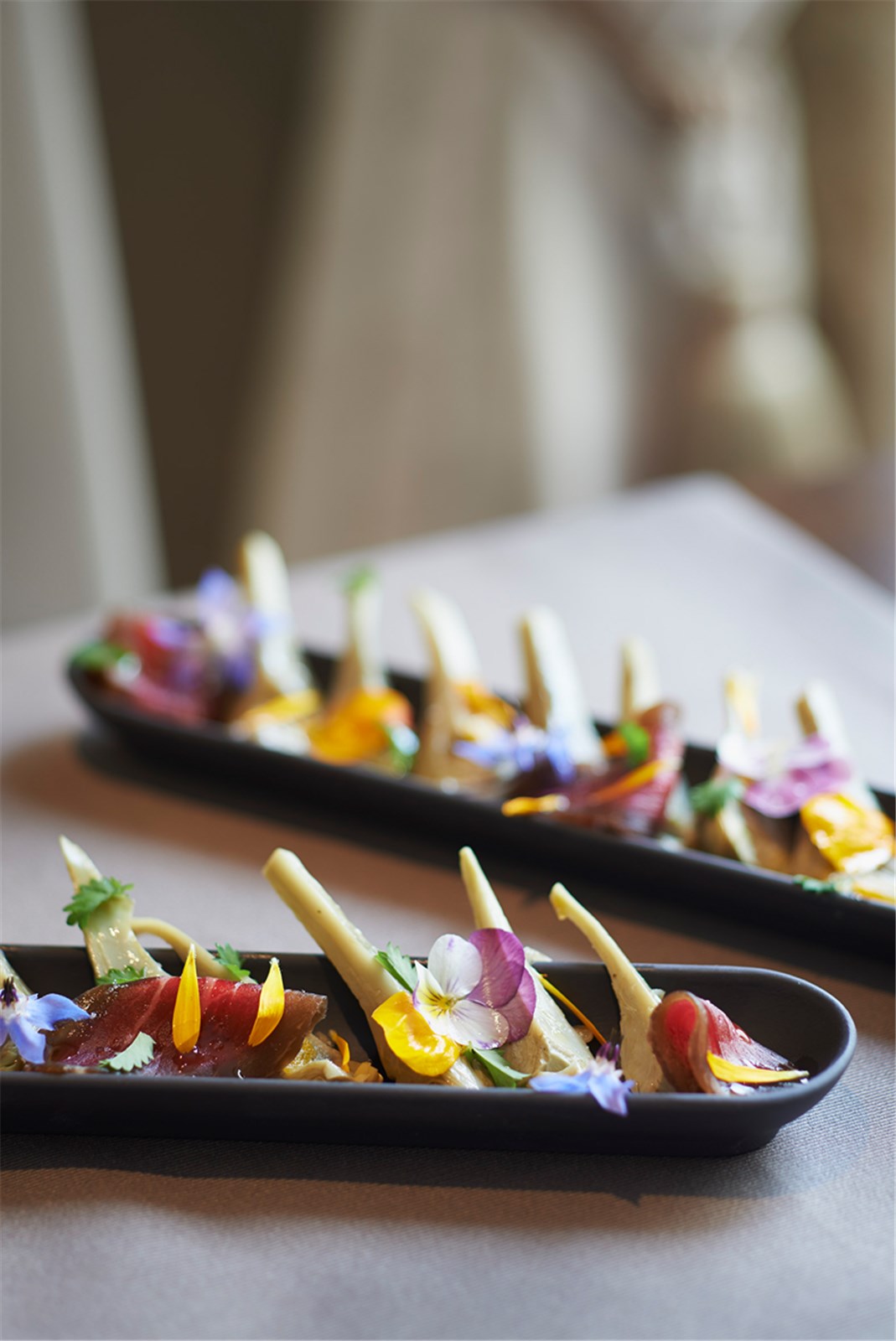 Elegante Apéroschale Baguette von Revol, 27 cm, im Schieferstil. Hochwertiges Porzellan, ideal für Snacks und Antipasti.