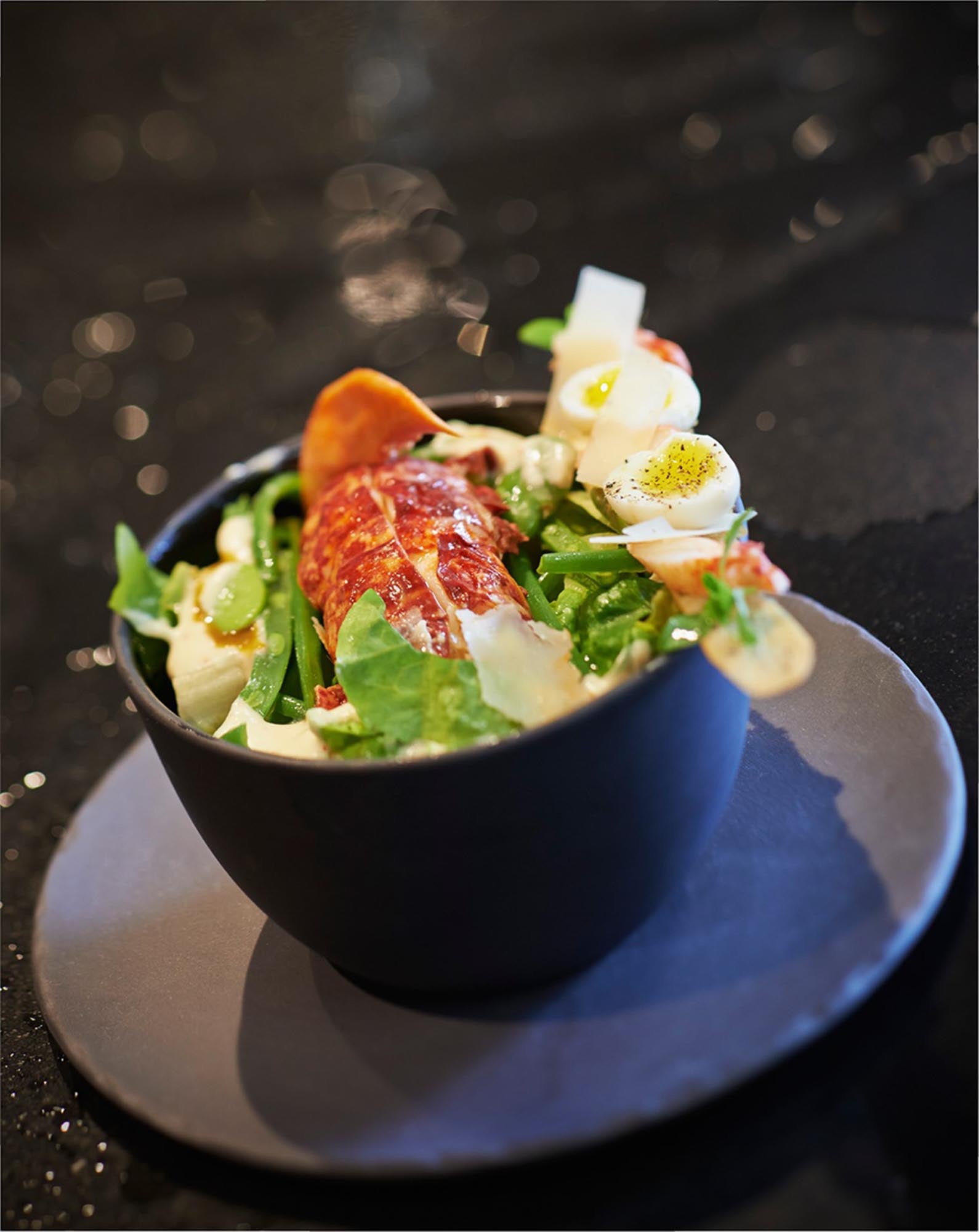 Runder Porzellanteller im stilvollen Schiefer-Look (Ø 20 cm) von Revol. Langlebig, spülmaschinengeeignet und perfekt für festliche Anlässe.