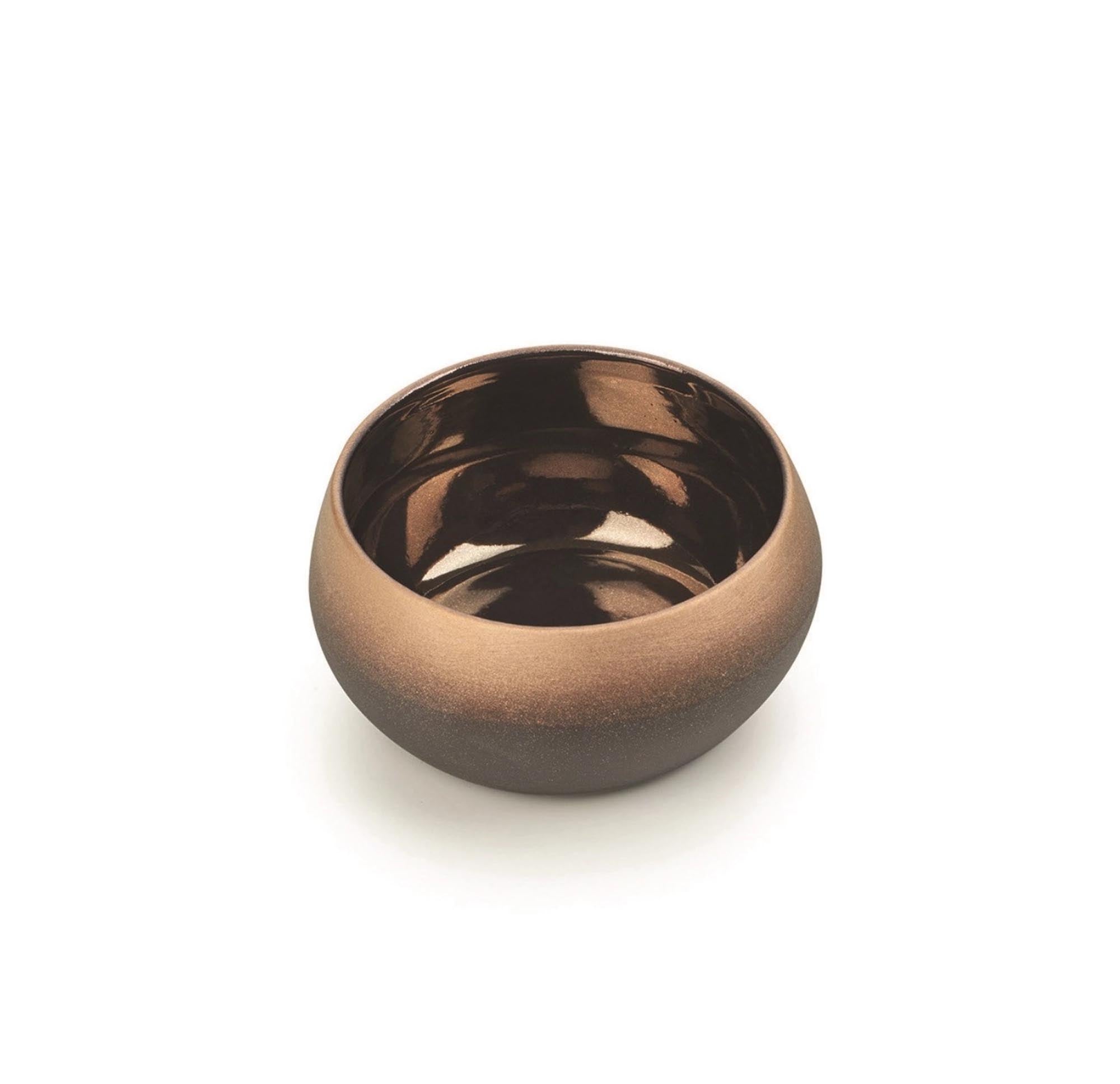 Die Solstice Schüssel von Revol, Ø 7,3 cm, H 3,4 cm, vereint Keramikqualität und Sonnenuntergangsdesign für Snacks und Desserts.