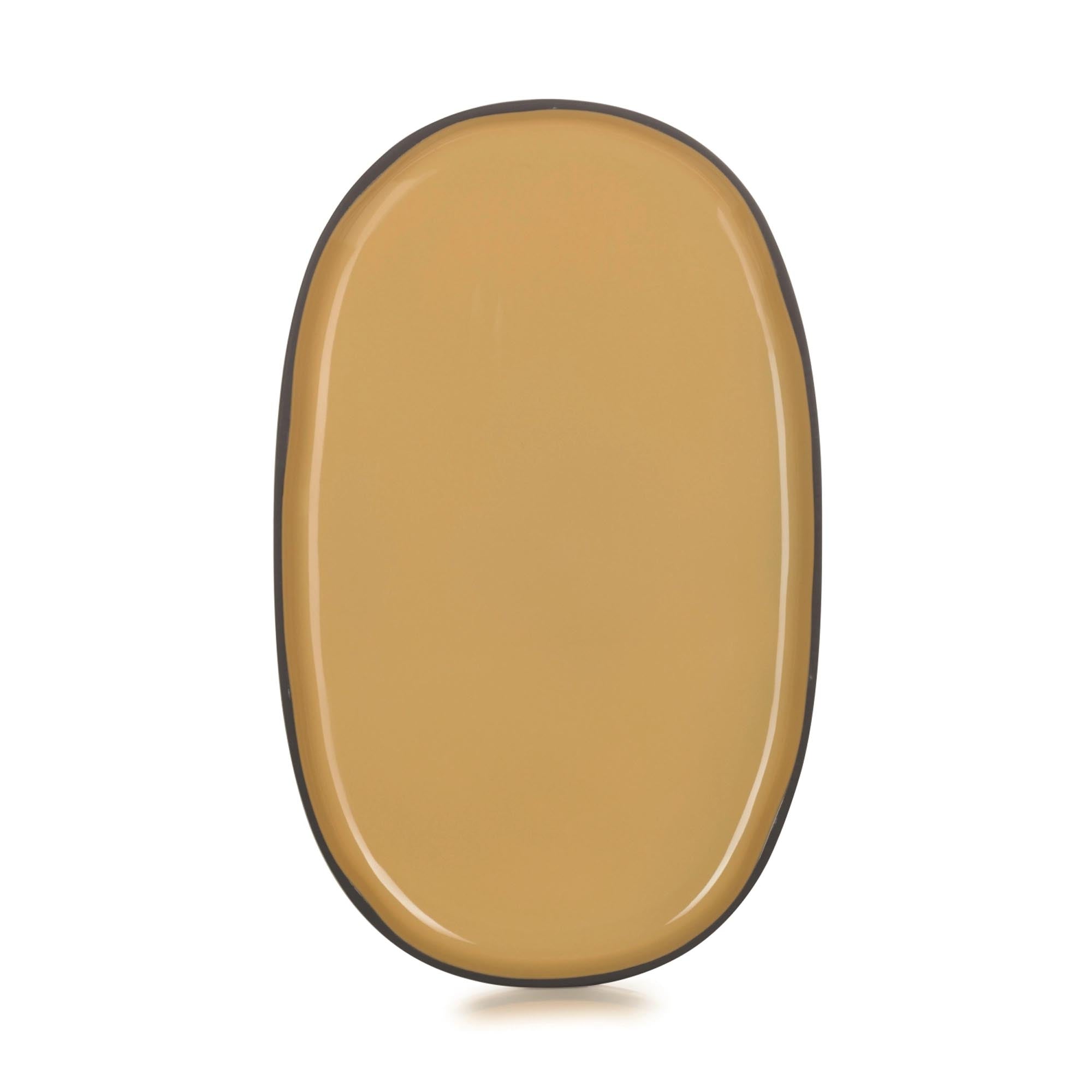 Elegante, ovale Servierplatte (35,5x21,8x2,5cm) in Kurkuma von Revol. Hochwertiges Porzellan, stilvoll und spülmaschinenfest.