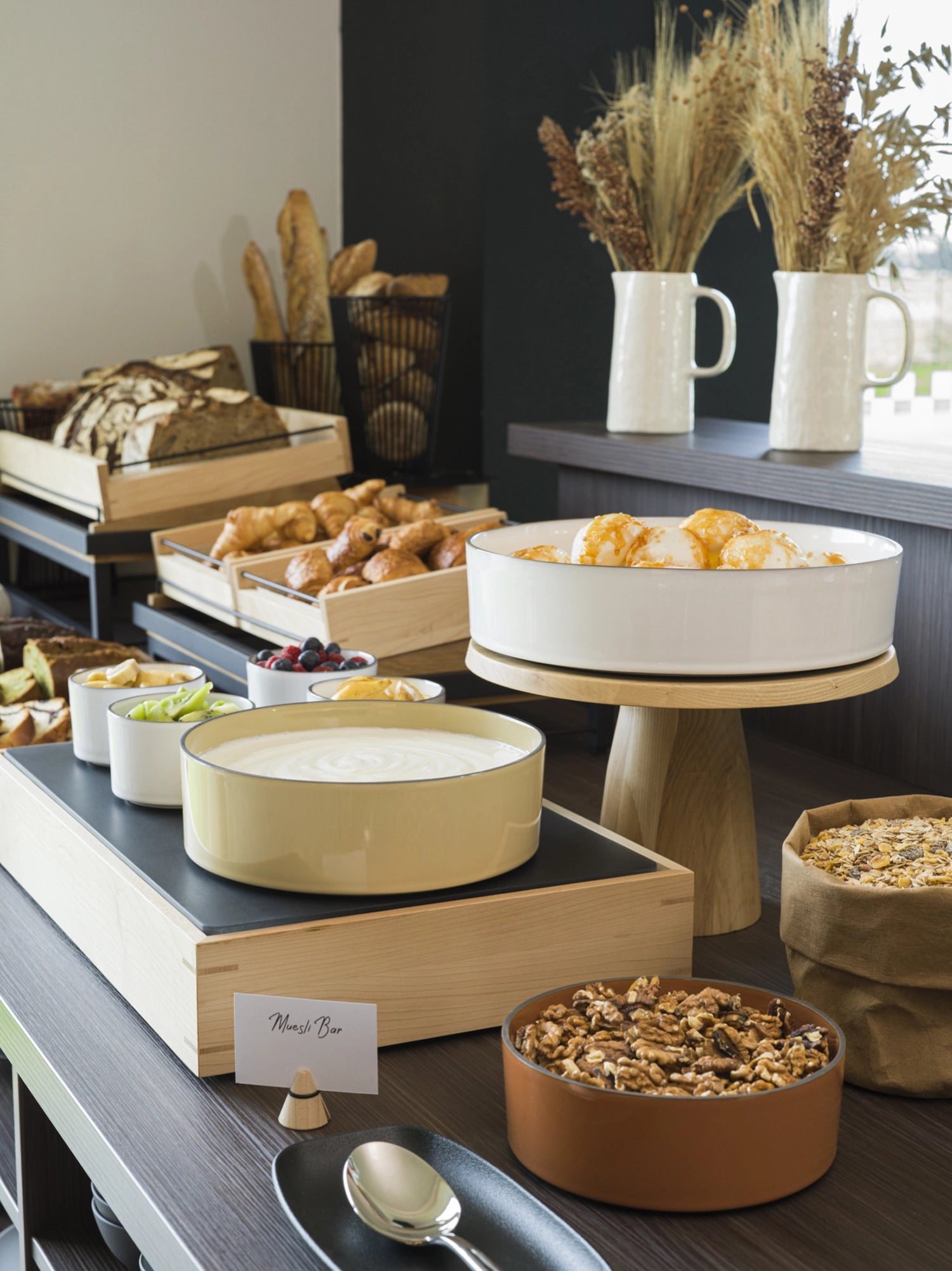 Stilvolle Untertasse aus hochwertigem Porzellan von Revol, perfekt für Kaffeeliebhaber und jede Tischdekoration.