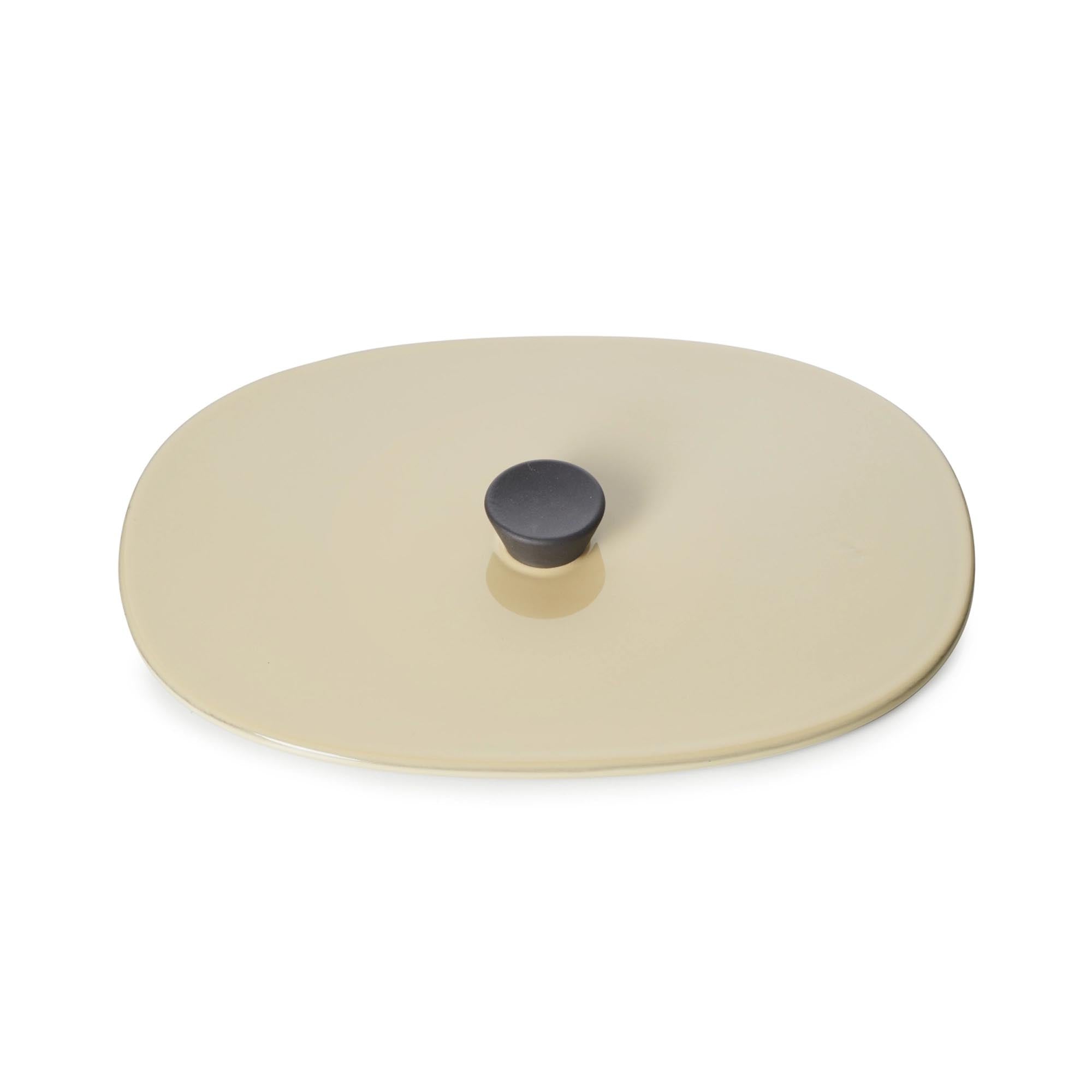 Eleganter Caractere Deckel von Revol in Muskatnuss, ideal für Backen und Servieren, aus langlebigem Porzellan.