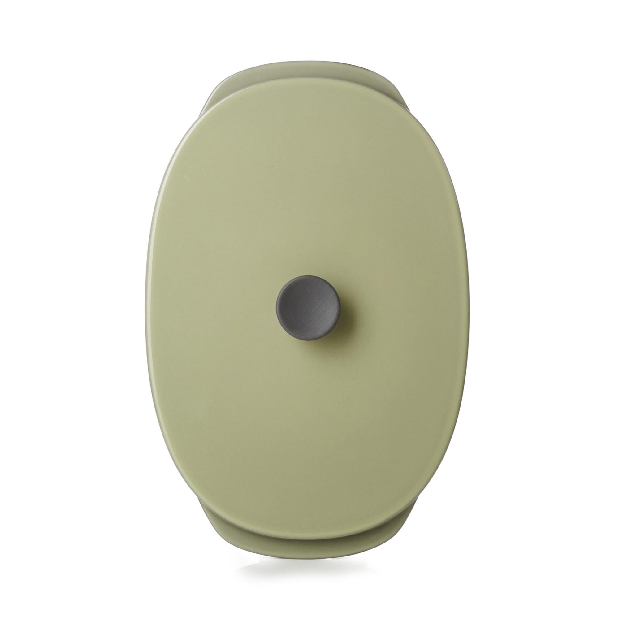 Stilvolle Revol Caractere Platte 26x18,5 cm mit Deckel in Kardamom.