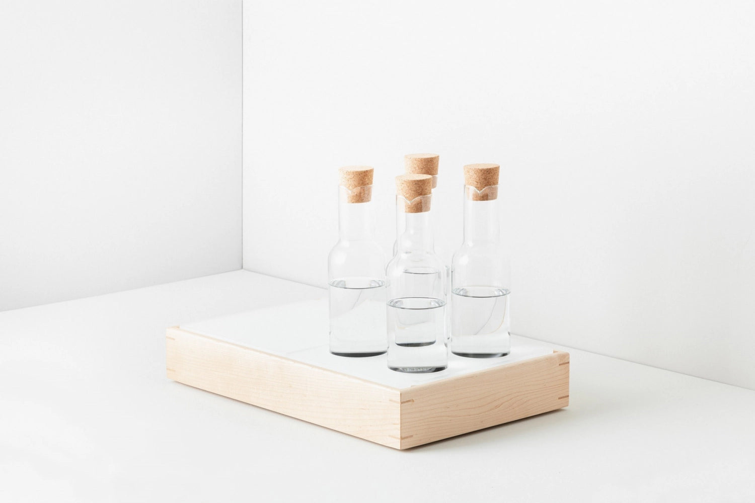 Erleben Sie den En Scene GN 1/1 aus hochwertigem Ahornholz von Revol – der perfekte Küchenhelfer für ansprechende Buffets und langlebige Nutzung.