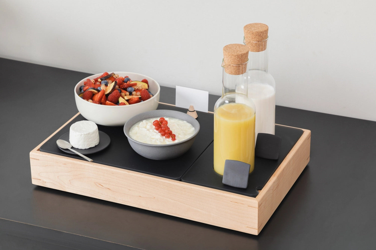 Elegante GN 1/1 Kühlstation aus hochwertigem Ahornholz von Revol, ideal für die ansprechende Präsentation und Kühlung von Speisen.
