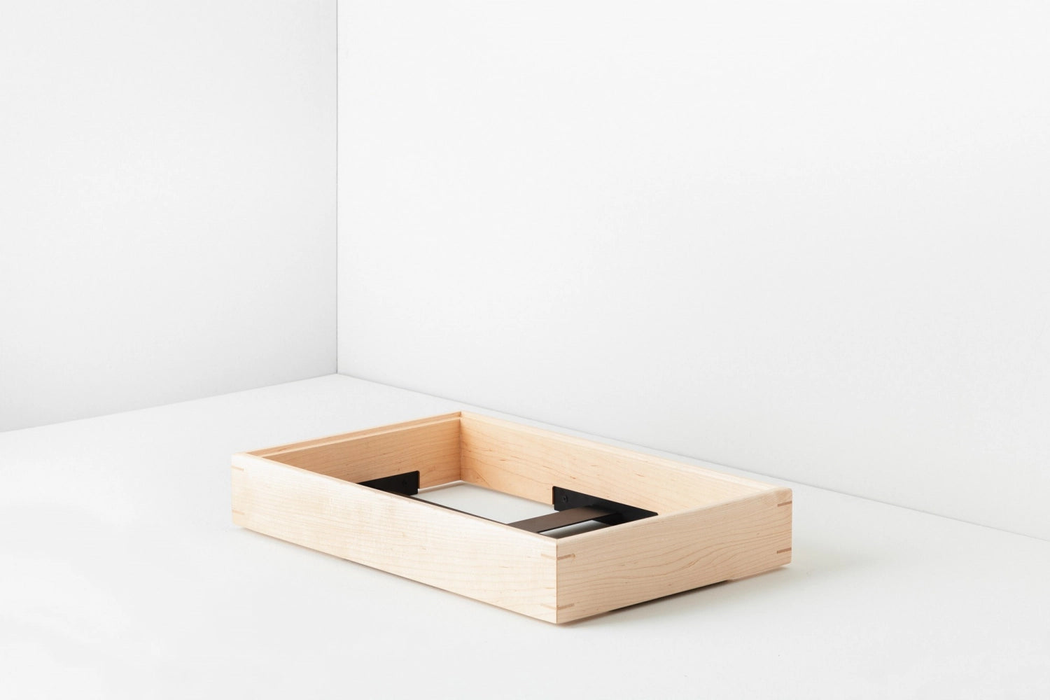 Erleben Sie den En Scene GN 1/1 aus hochwertigem Ahornholz von Revol – der perfekte Küchenhelfer für ansprechende Buffets und langlebige Nutzung.