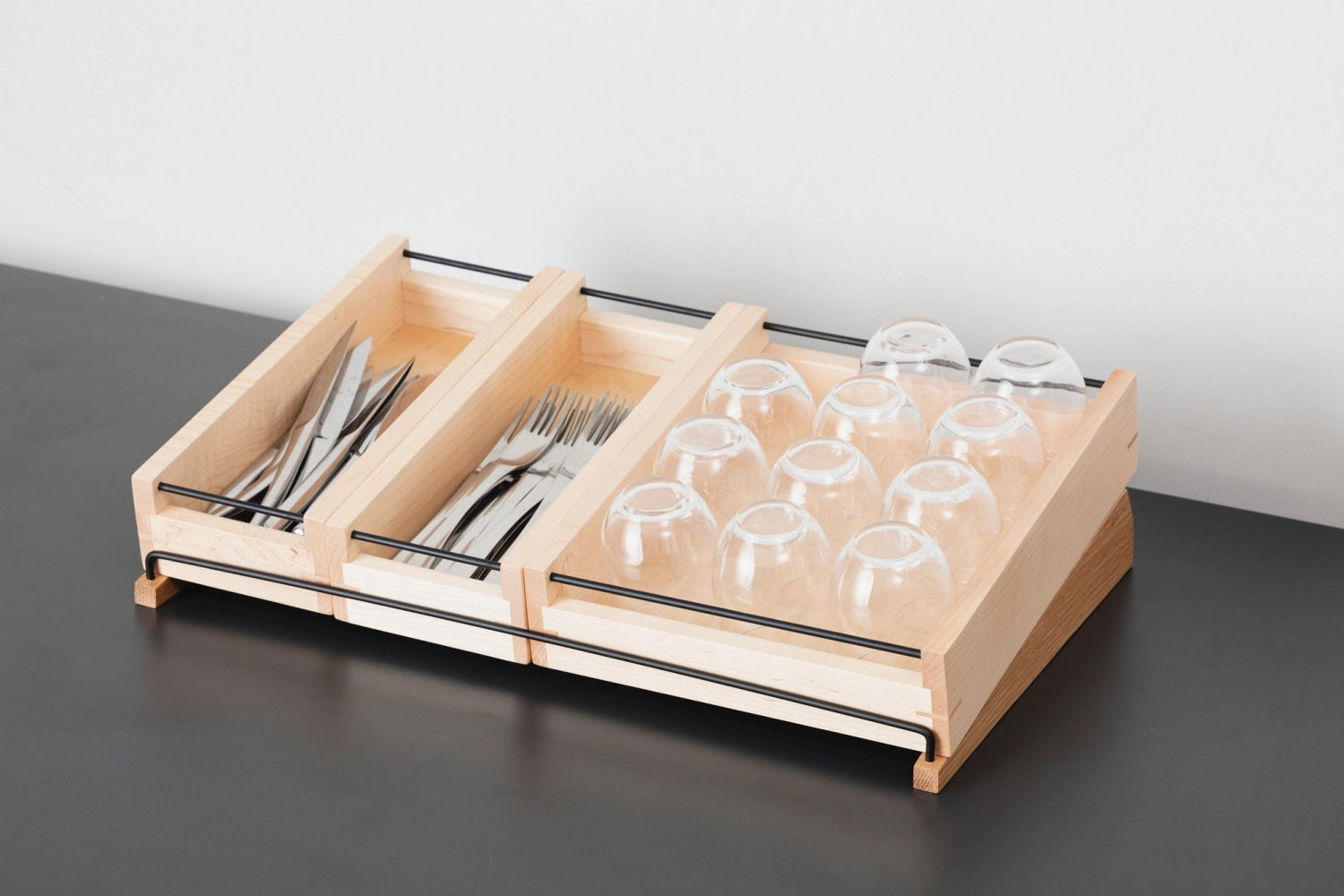 Die En Scene Box (32,5 x 13,5 cm) aus hochwertigem Ahornholz von Revol vereint elegantes Design mit praktischer Funktionalität für Ihre wertvollen Gegenstände.