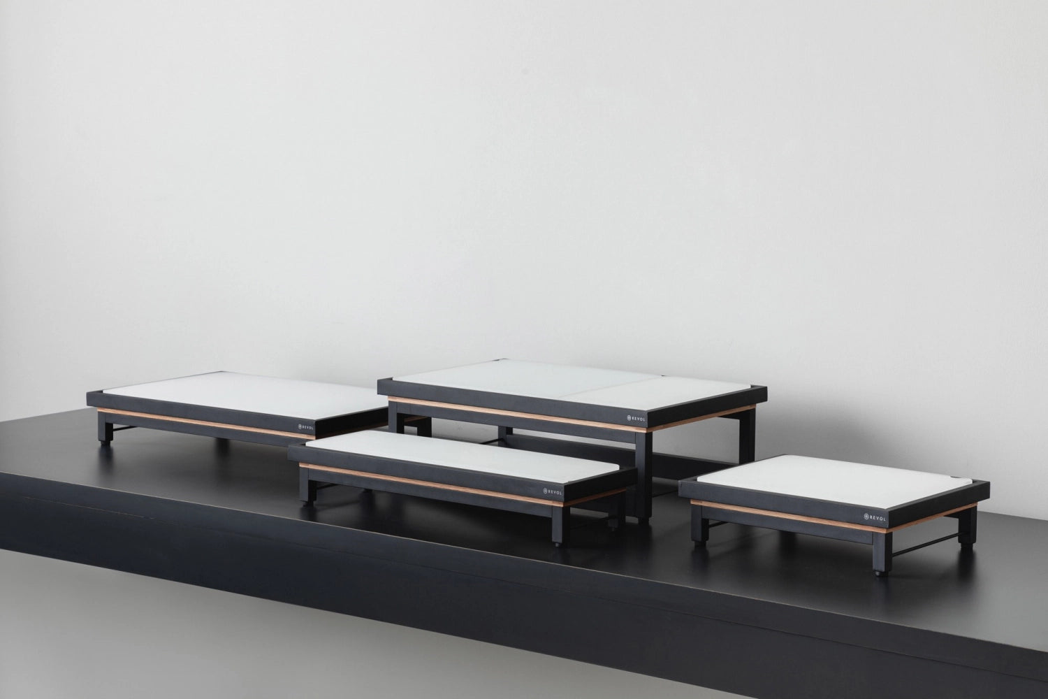 Stilvoller Hoher Presenter für GN 1/1 aus robustem, mattschwarzem Metall und edlem Eichenholz. Perfekt für Gastronomie und private Feiern.