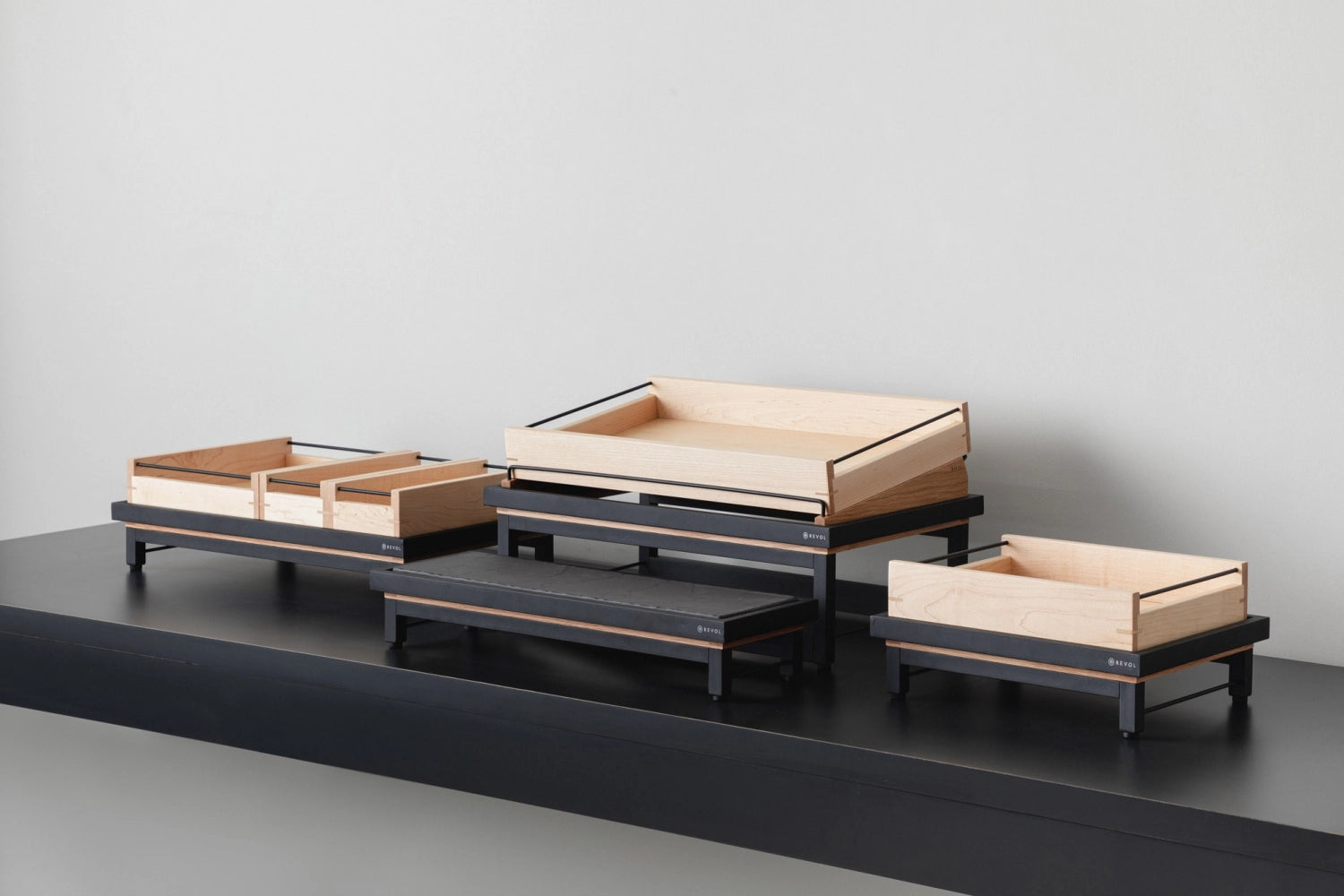 Eleganter En Scene Presenter GN 1/2 in mattem Schwarz mit Eichenrahmen. Ideal für stilvolle Präsentationen in Gastronomie und Zuhause.