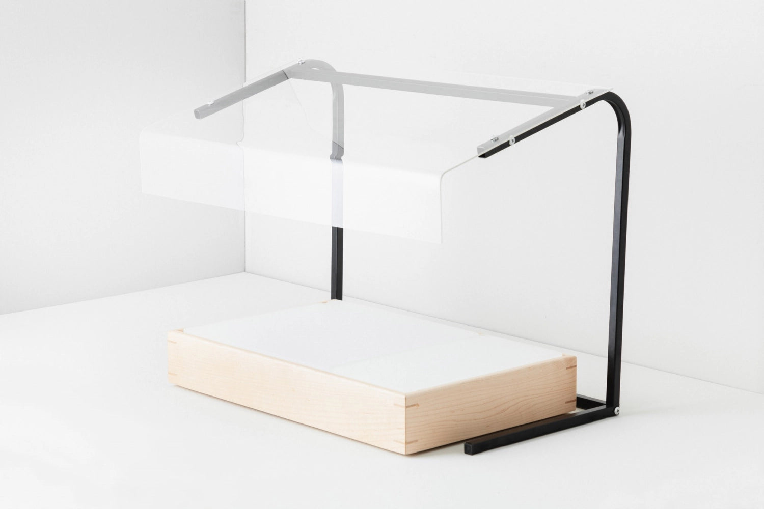 Schützen Sie Ihre Gäste stilvoll mit dem mobilen Spuckschutz von Revol. Matt Schwarz, langlebiges Metall und transparente Acrylpaneele für optimale Hygiene.